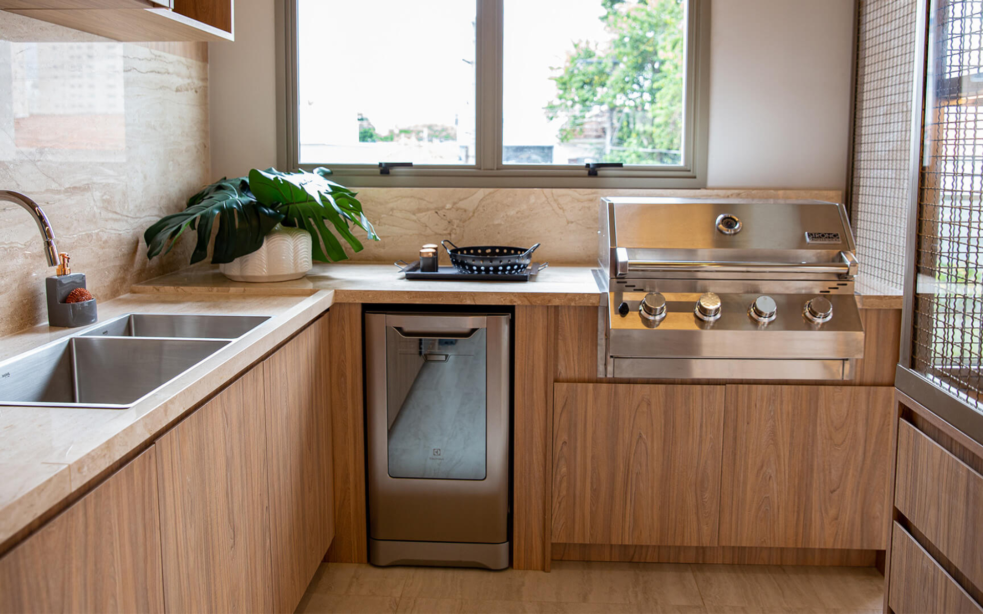 Cozinha com ventilação e iluminação natural