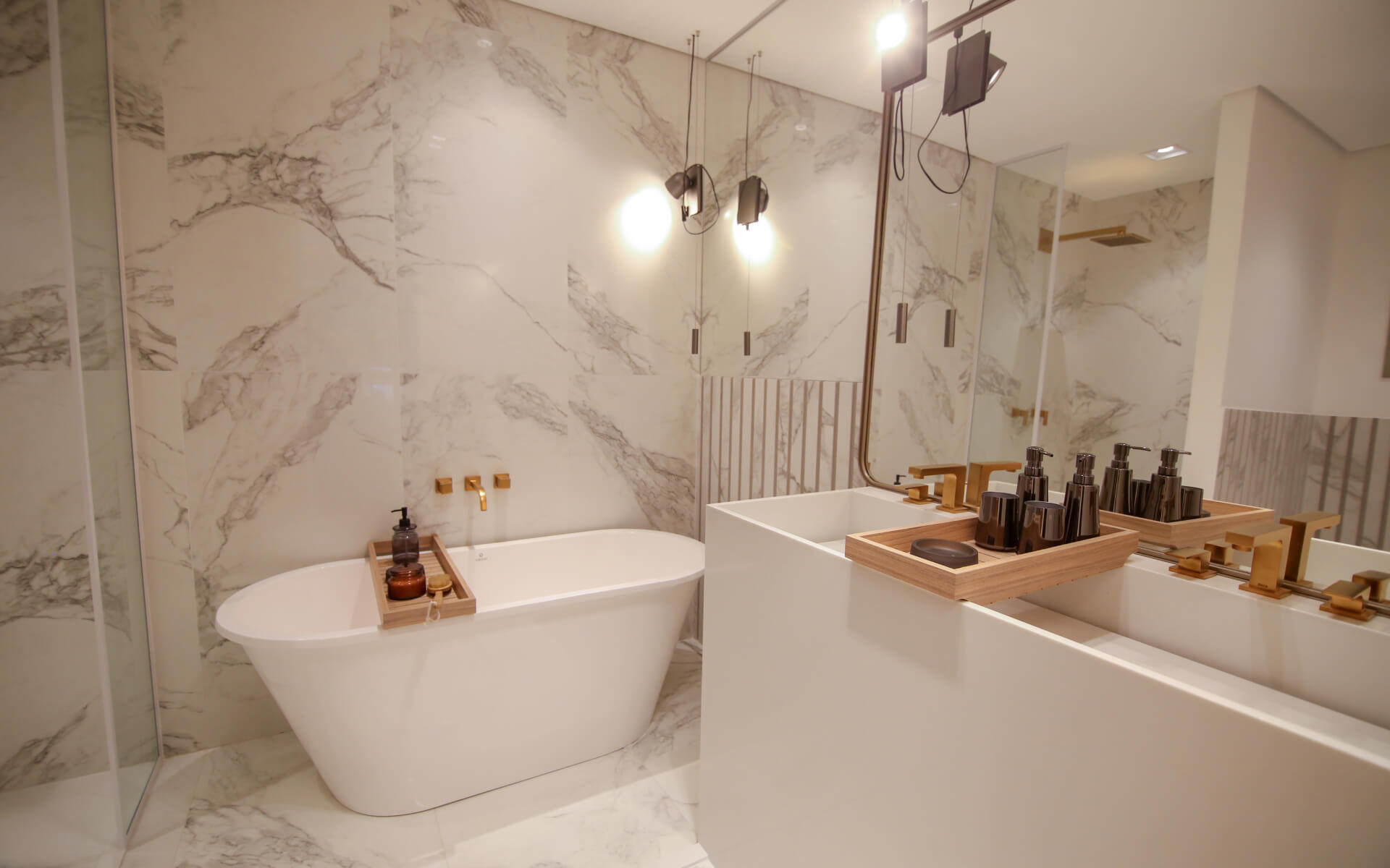 Banheiro suíte master - ponto para previsão de ducha higiênica e pontos de água quente nas duchas, torneiras dos banheiros e cozinha