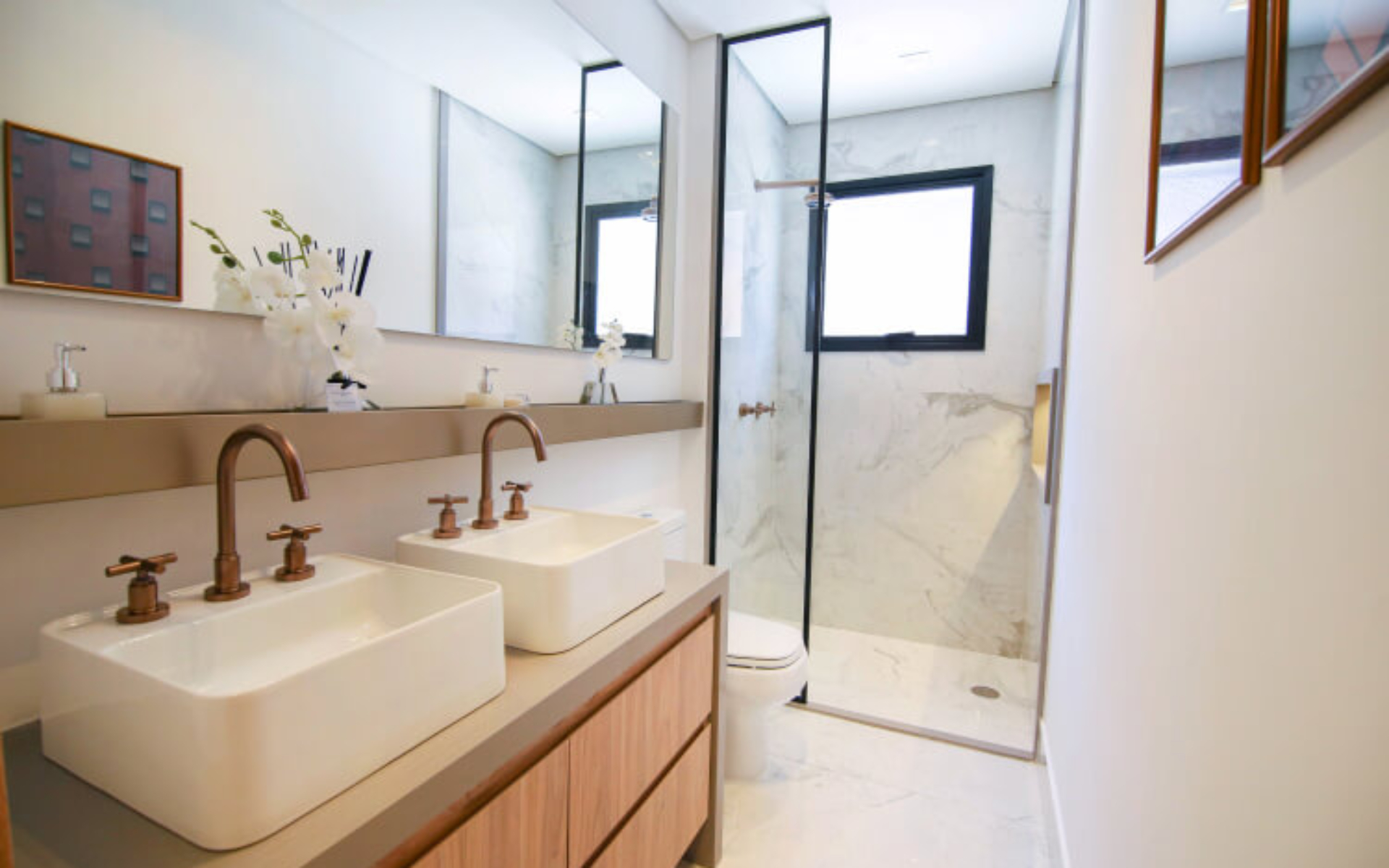 Banheiro suíte master com ponto para instalação de ducha higiênica e pontos de água quente nas duchas, torneiras dos banheiros e cozinha