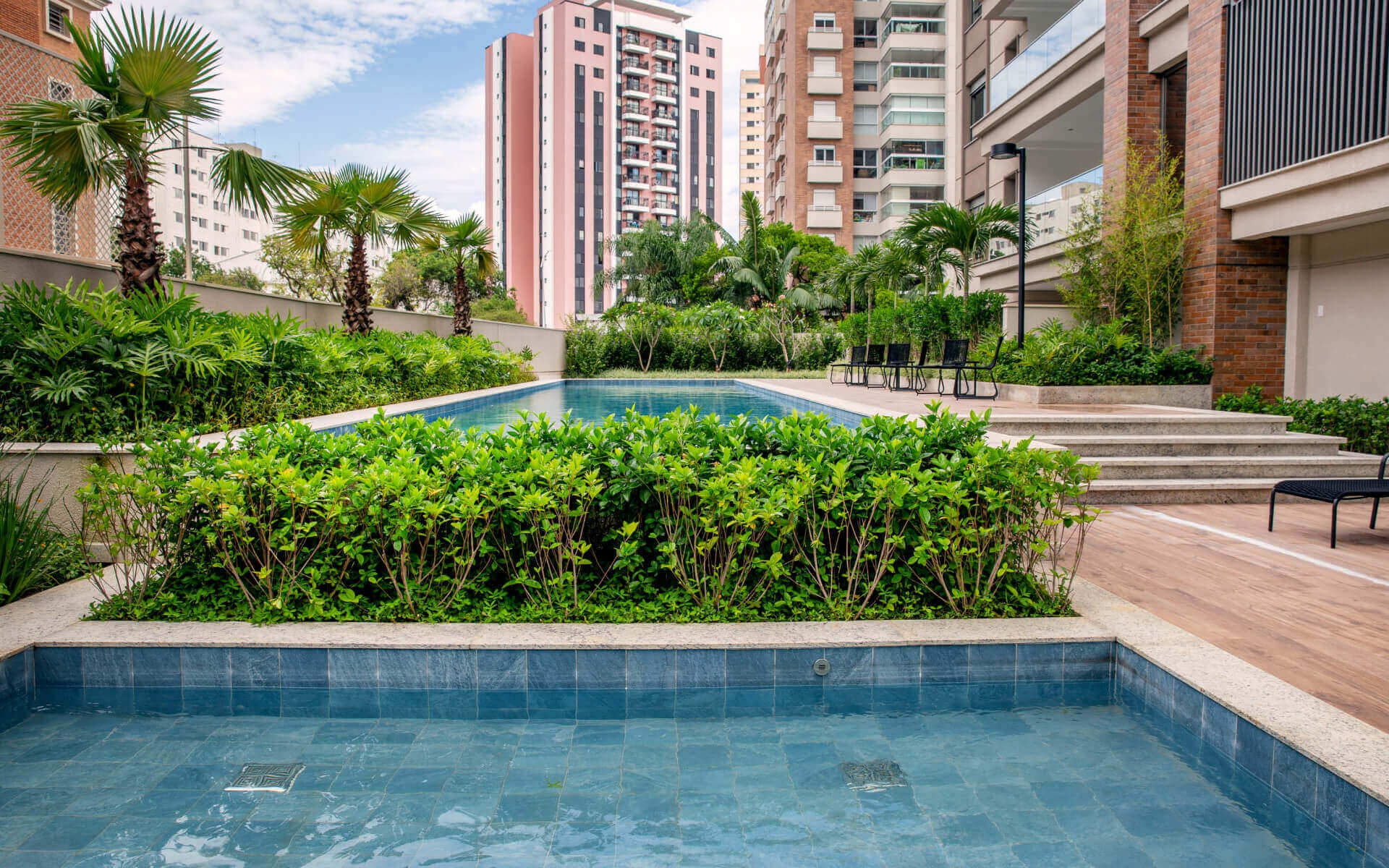 Piscina climatizada de 20 metros com raia, piscina infantil e solário