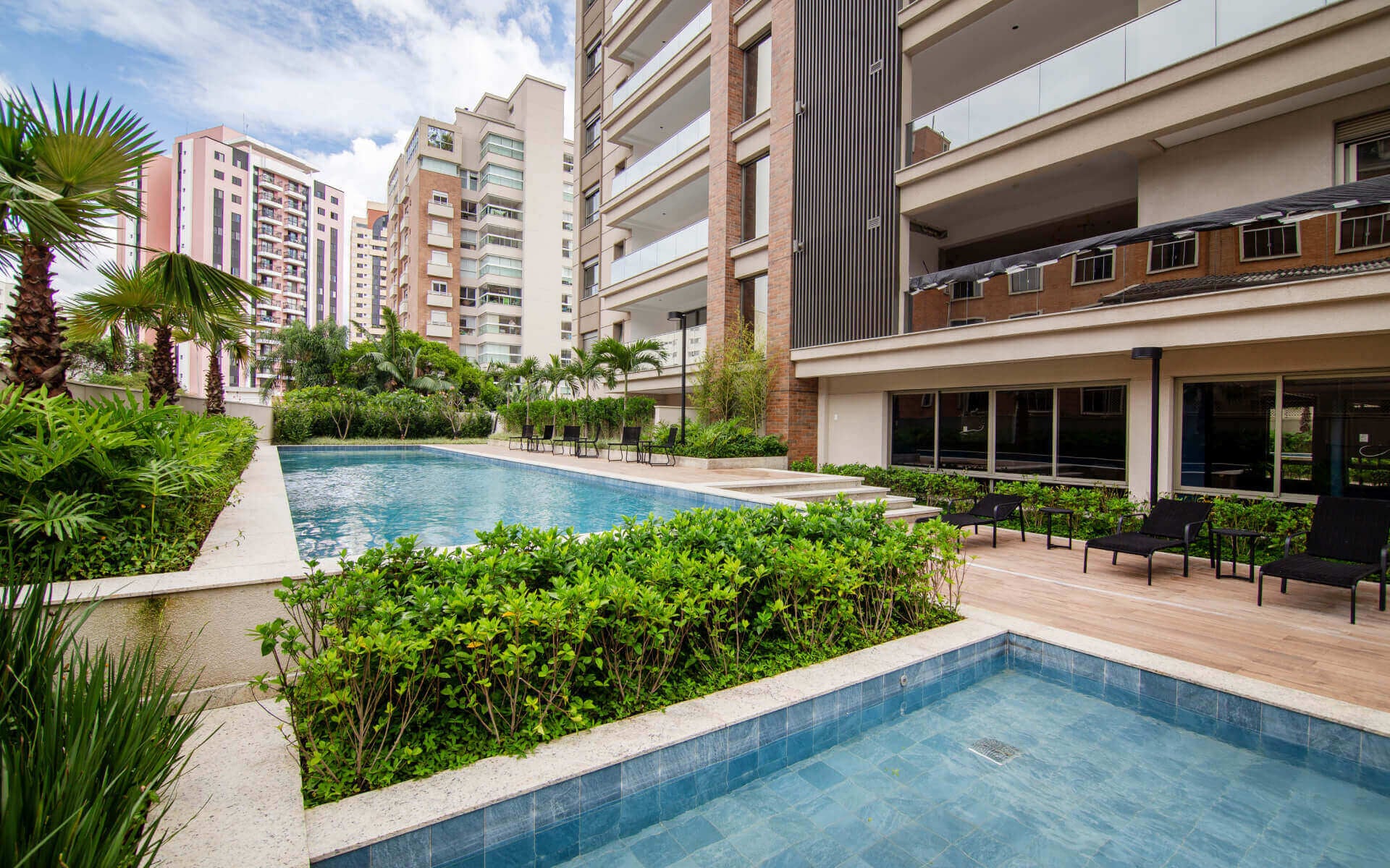 Piscina climatizada de 20 metros com raia, piscina infantil e solário