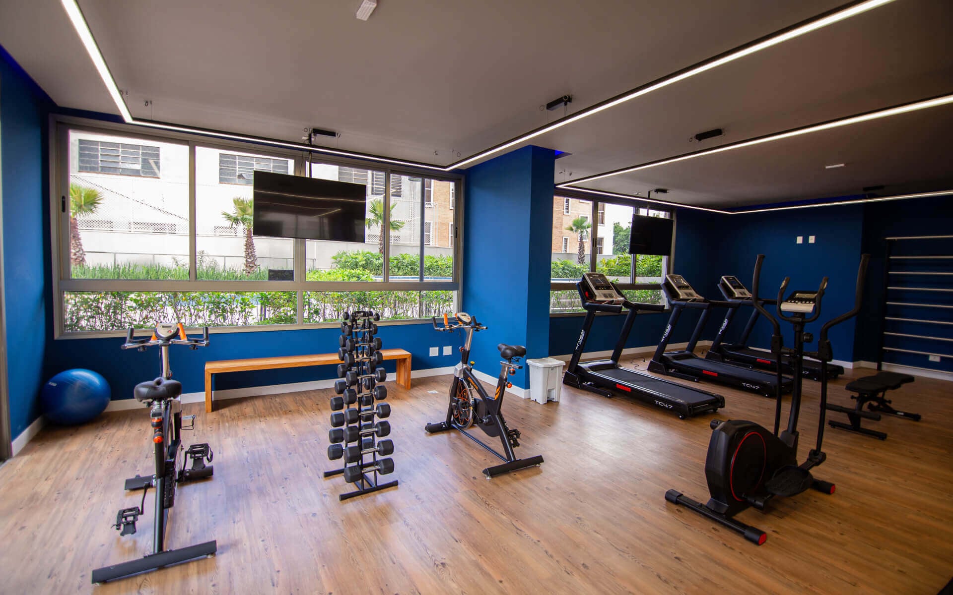 Fitness com equipamentos high tech