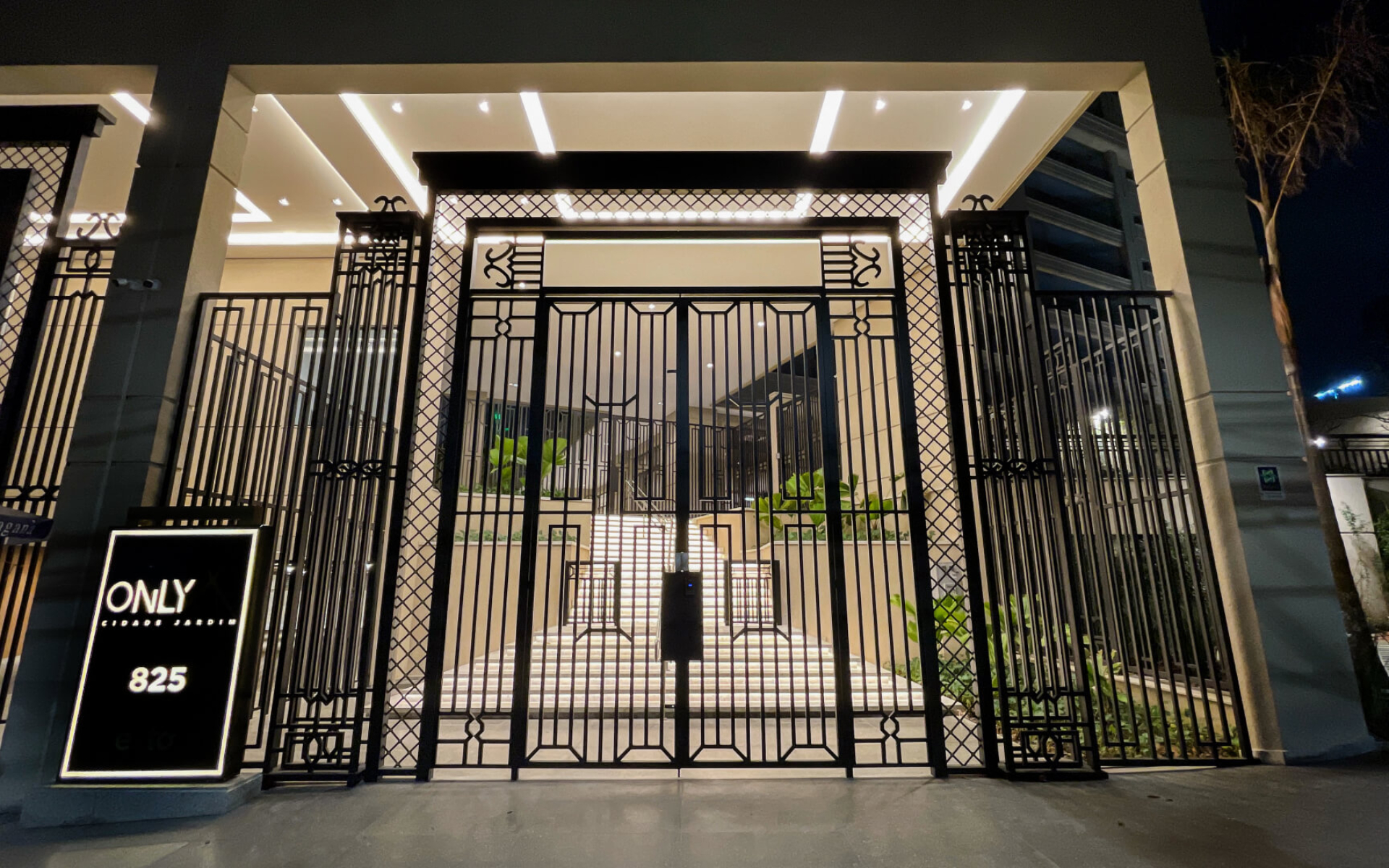 Pórtico - porte cochère com duplo bloqueio de segurança