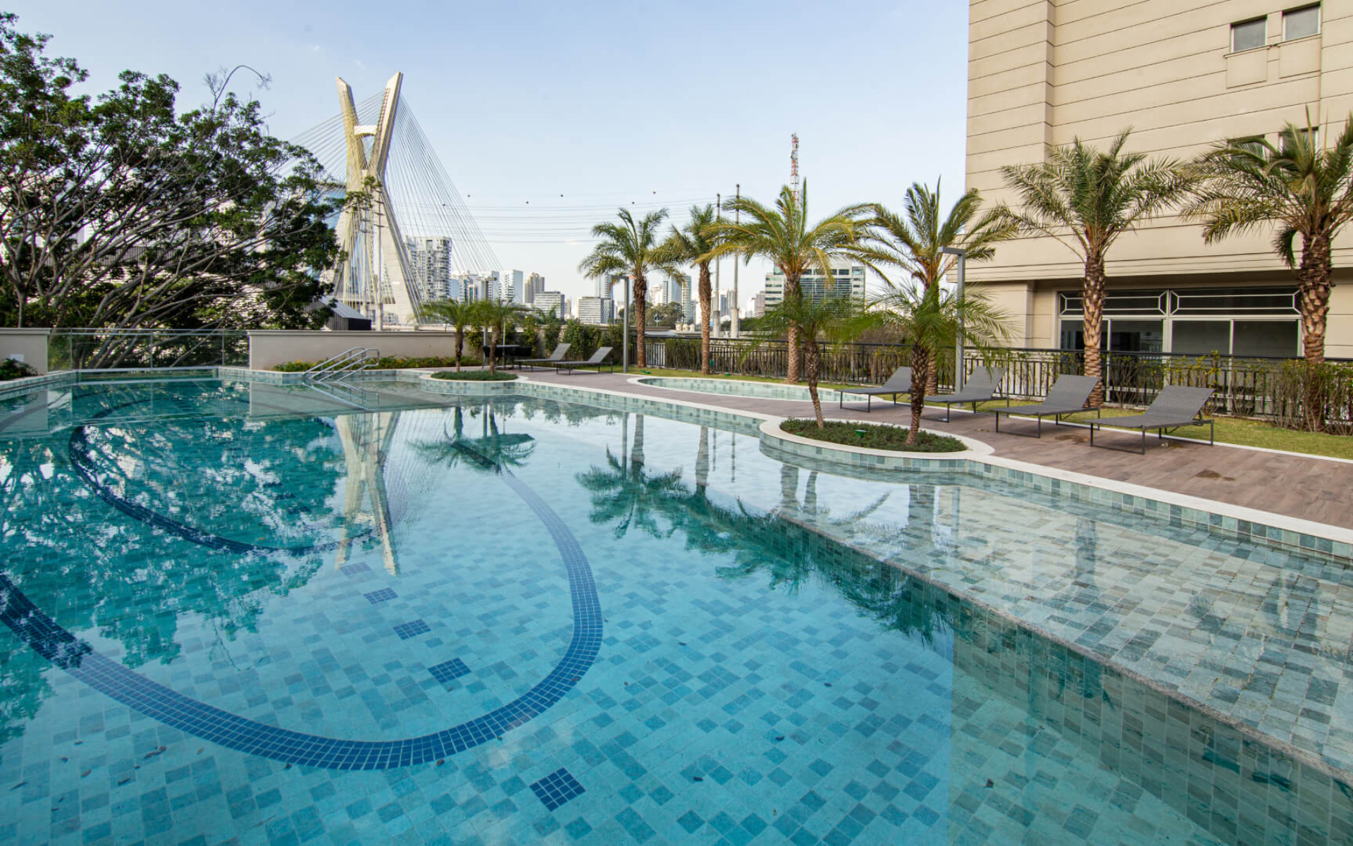 Piscina descoberta com raia de 25m climatizada