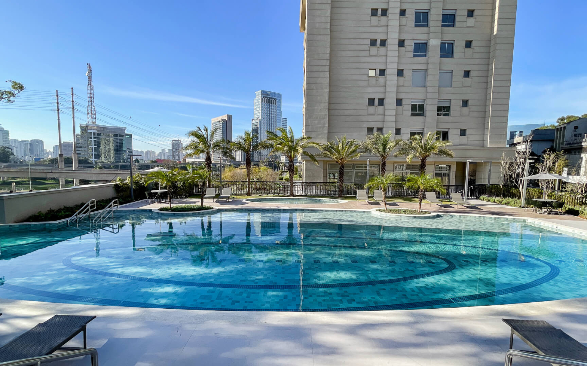 Piscina descoberta com raia de 25m climatizada