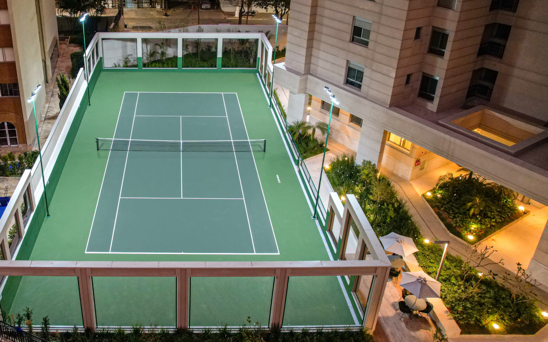Quadra de tênis com Club Tennis e churrasqueira