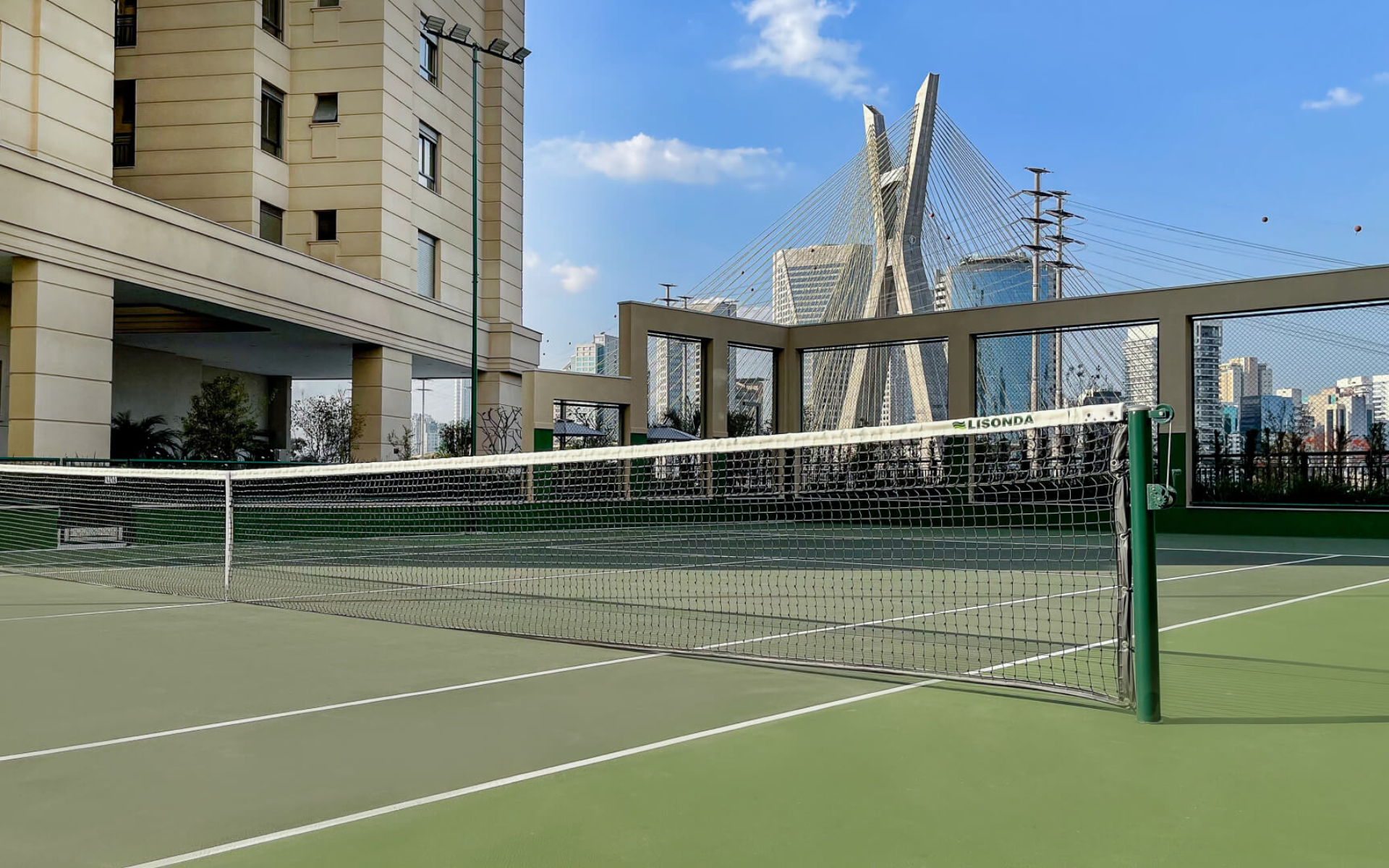 Quadra de tênis com Club Tennis e churrasqueira