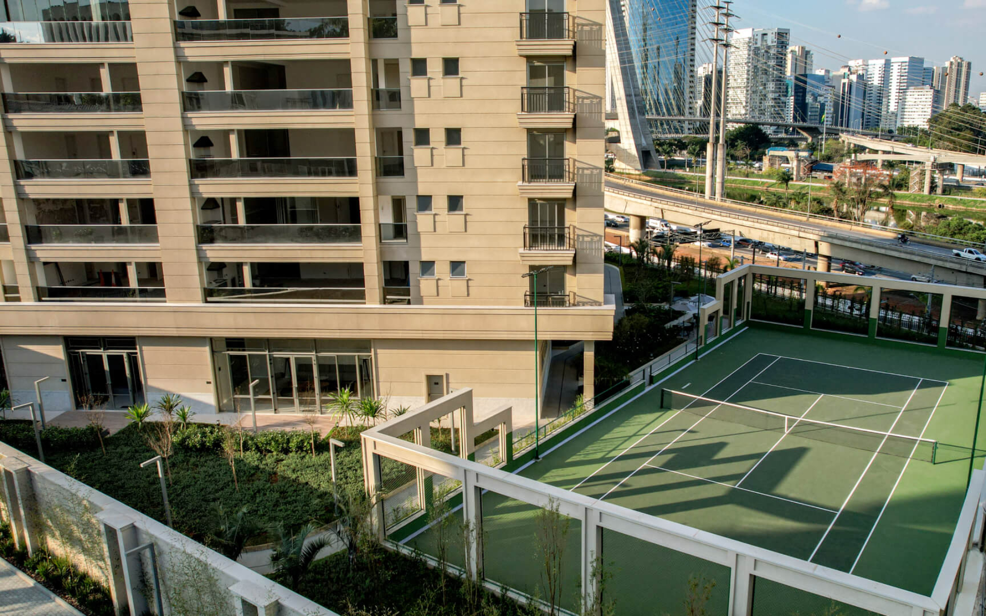 Quadra de tênis com Club Tennis e churrasqueira
