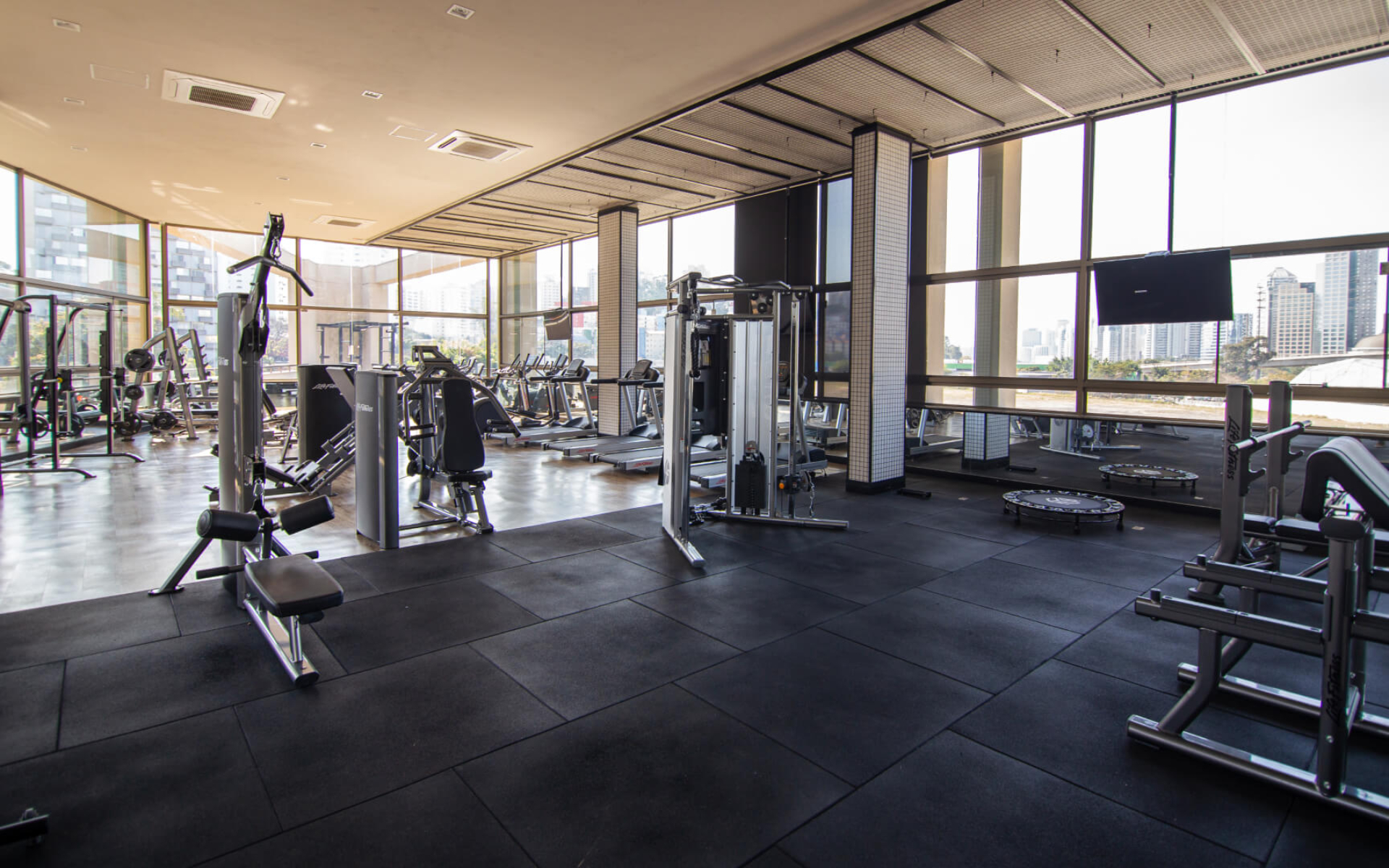Fitness com equipamentos high-tech com vista panorâmica para a Ponte Estaiada