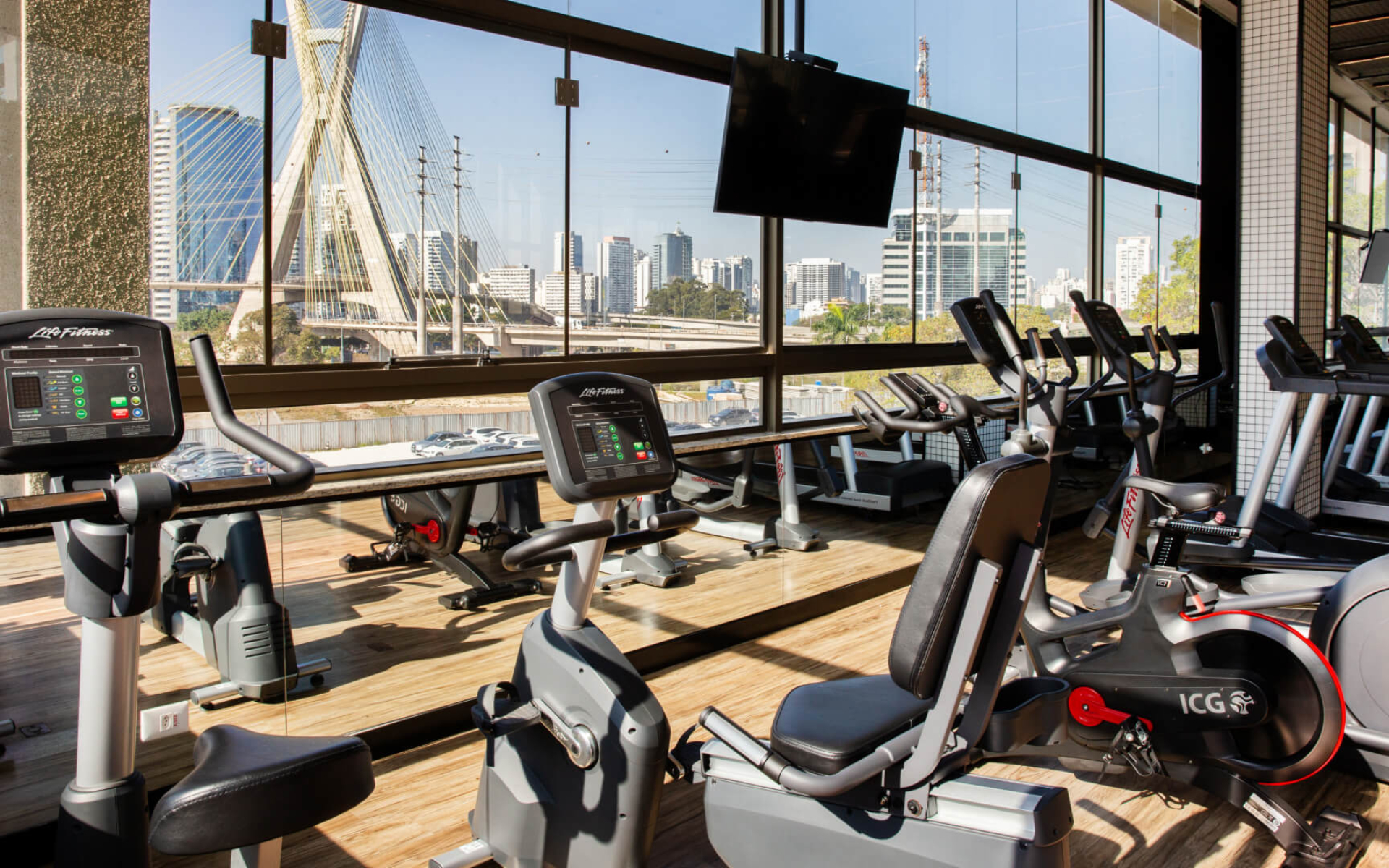 Fitness com equipamentos high-tech com vista panorâmica para a Ponte Estaiada