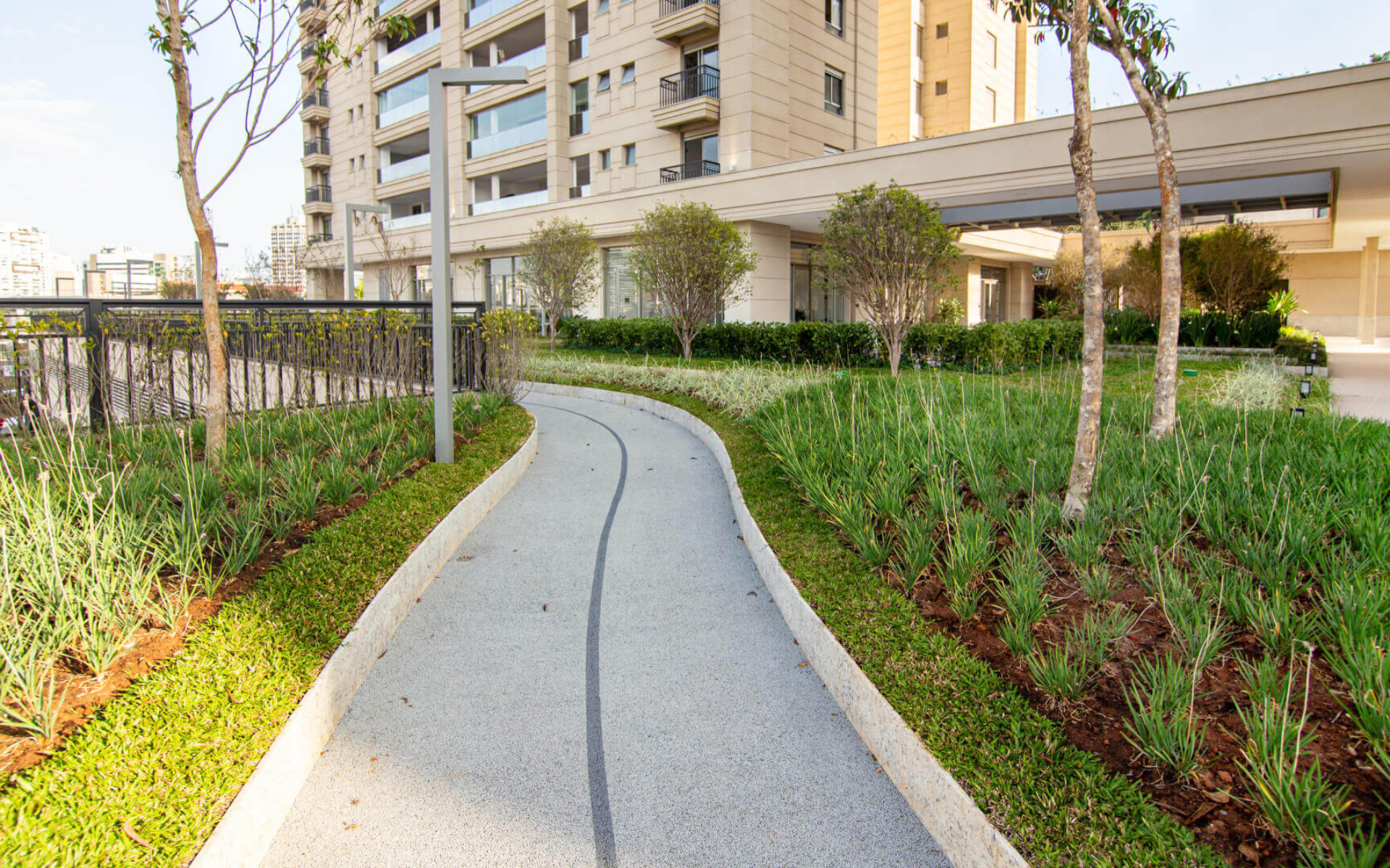 Pista de caminhada com 300m e piso emborrachado