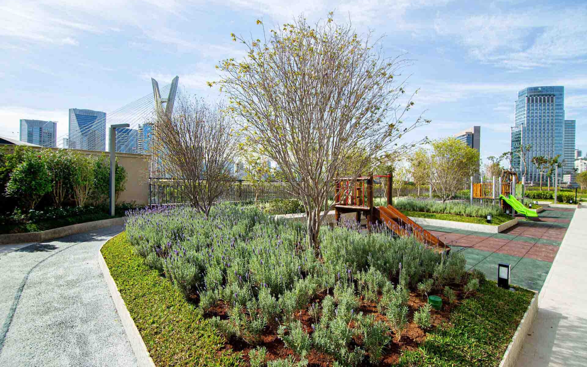 Praça - 3.400m² de paisagismo assinado por Benedito Abbud