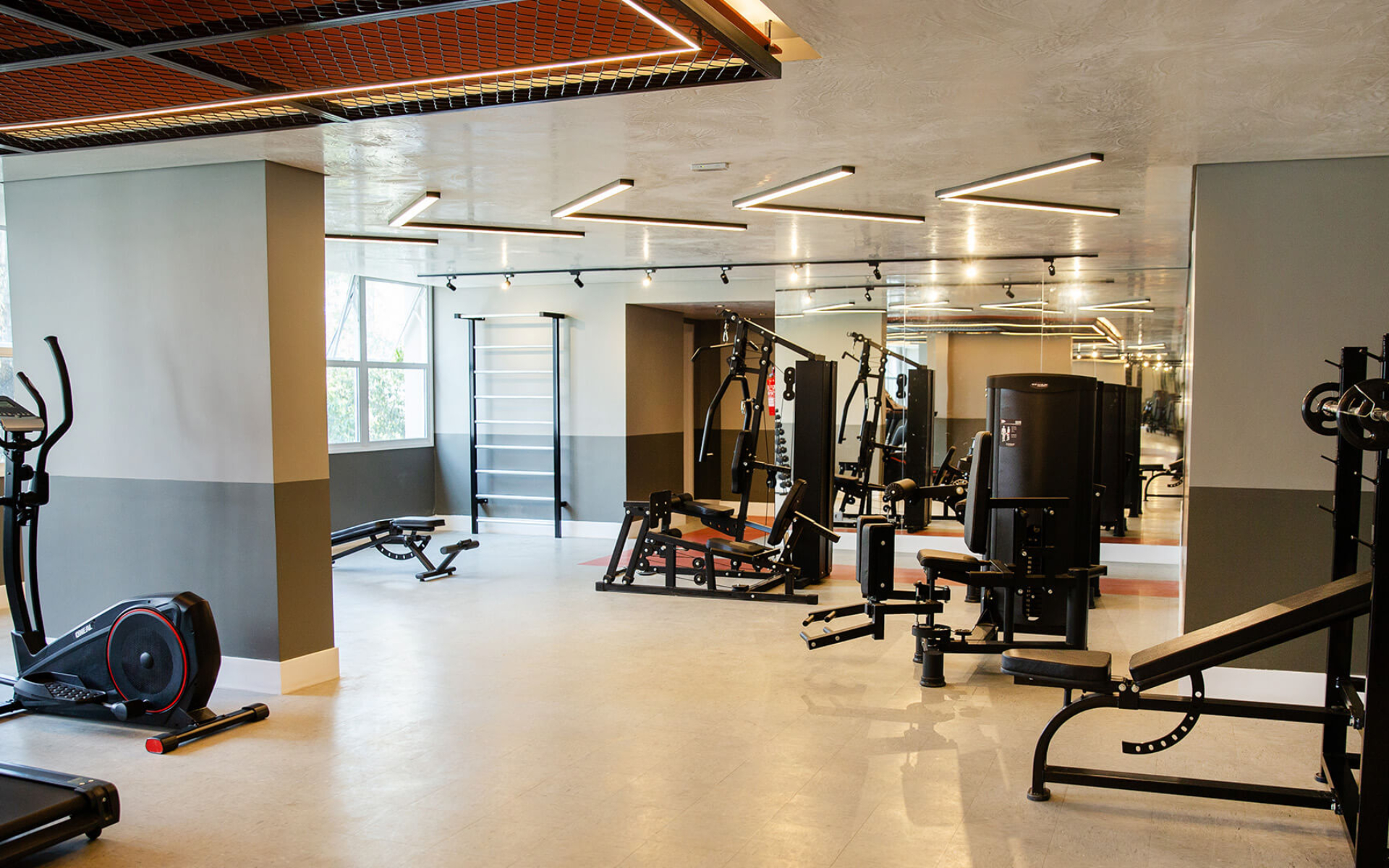 Fitness com equipamentos high tech