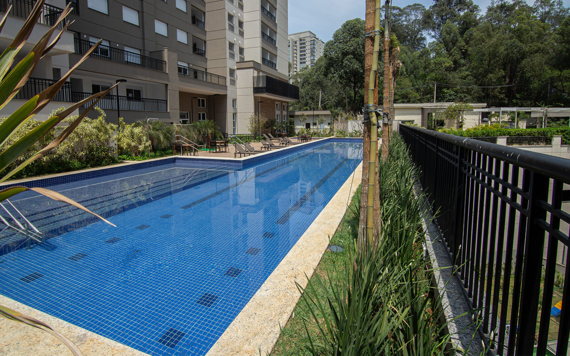 Piscina climatizada de 25m com raia, piscina infantil e solário