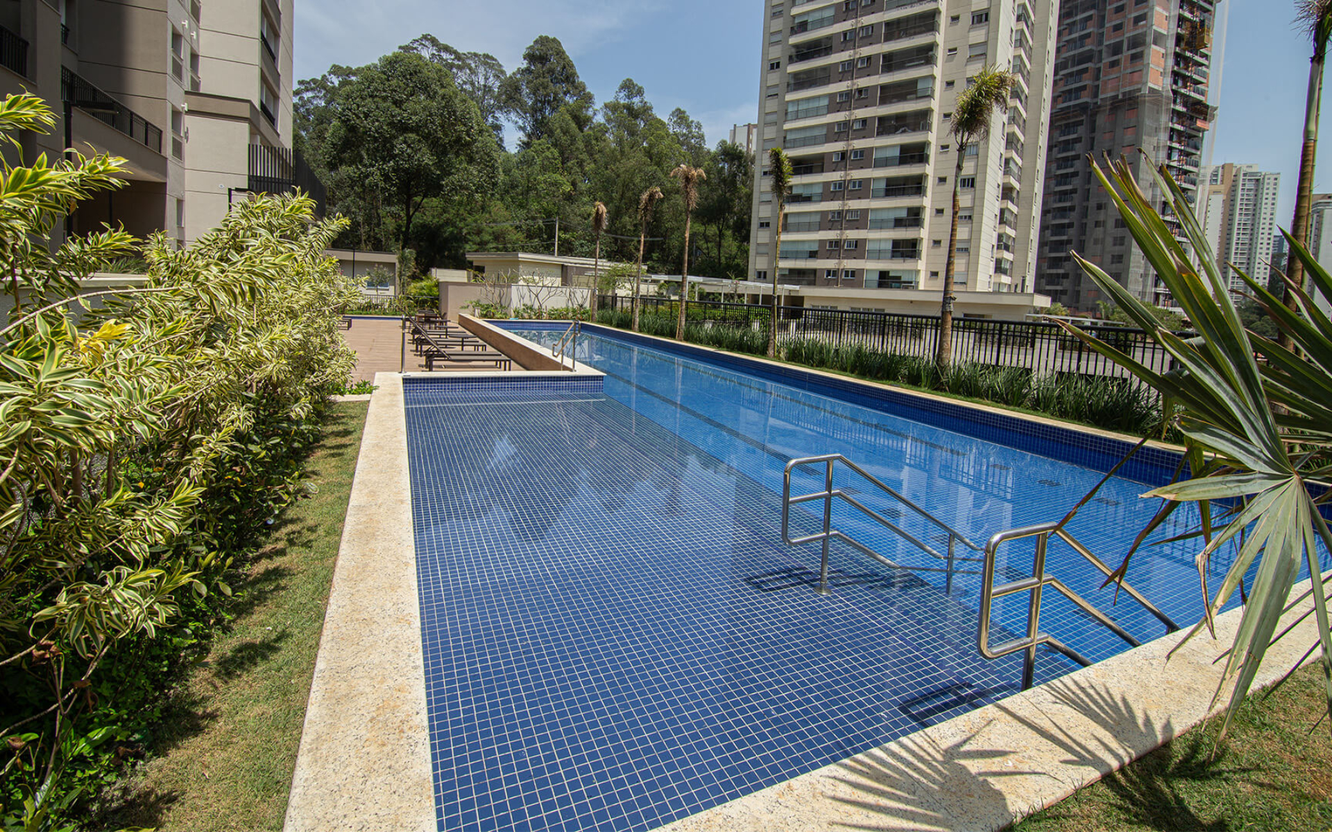 Piscina climatizada de 25m com raia, piscina infantil e solário