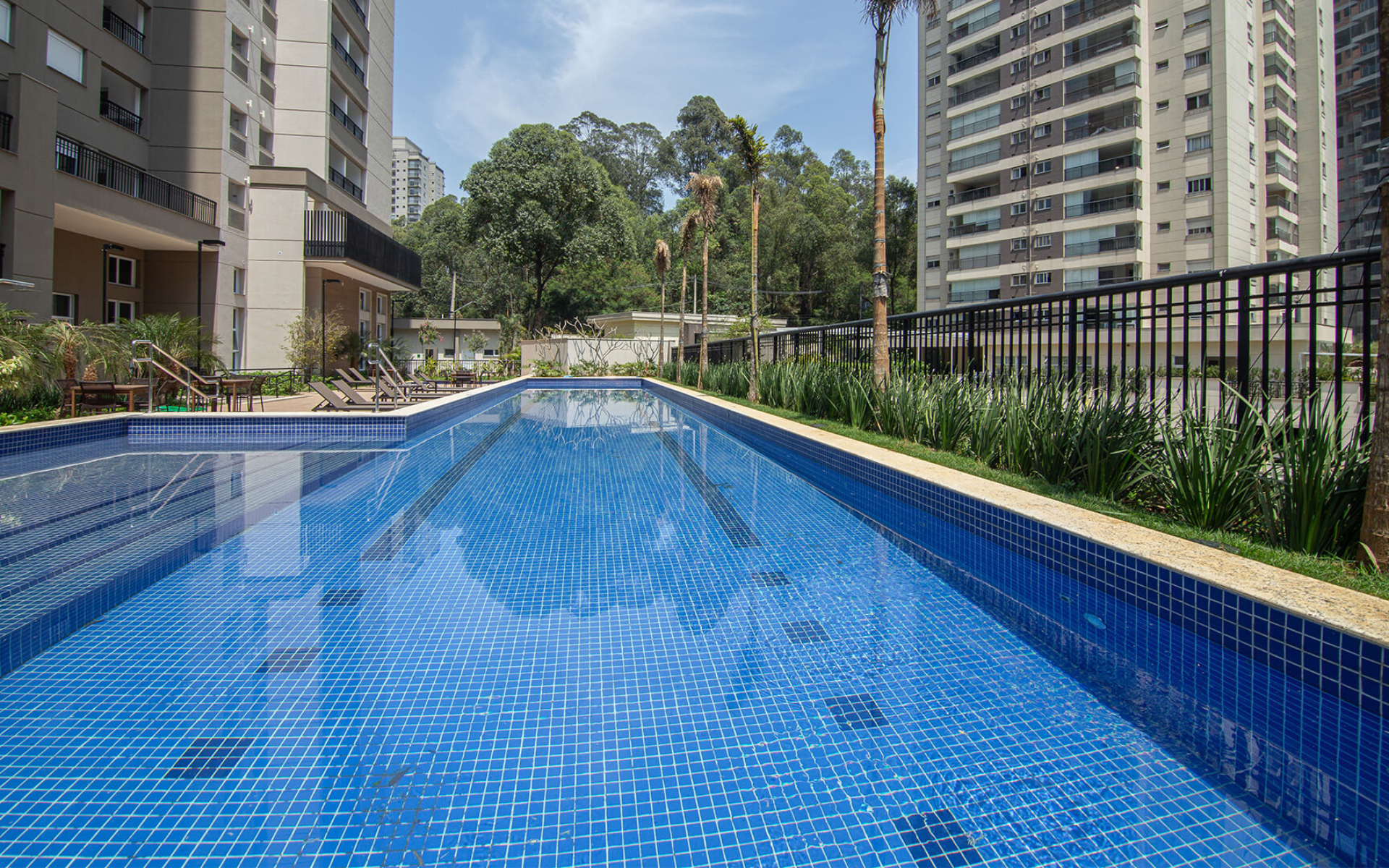 Piscina climatizada de 25m com raia, piscina infantil e solário