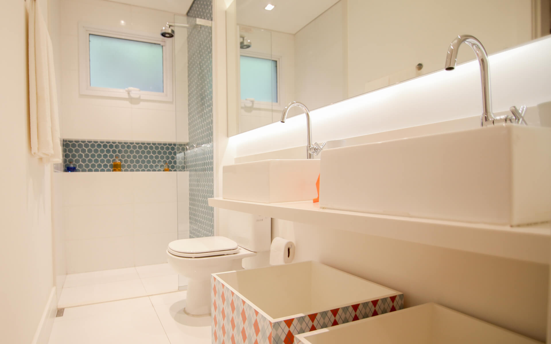 Banheiro suíte menino com ponto para previsão de ducha higiênica