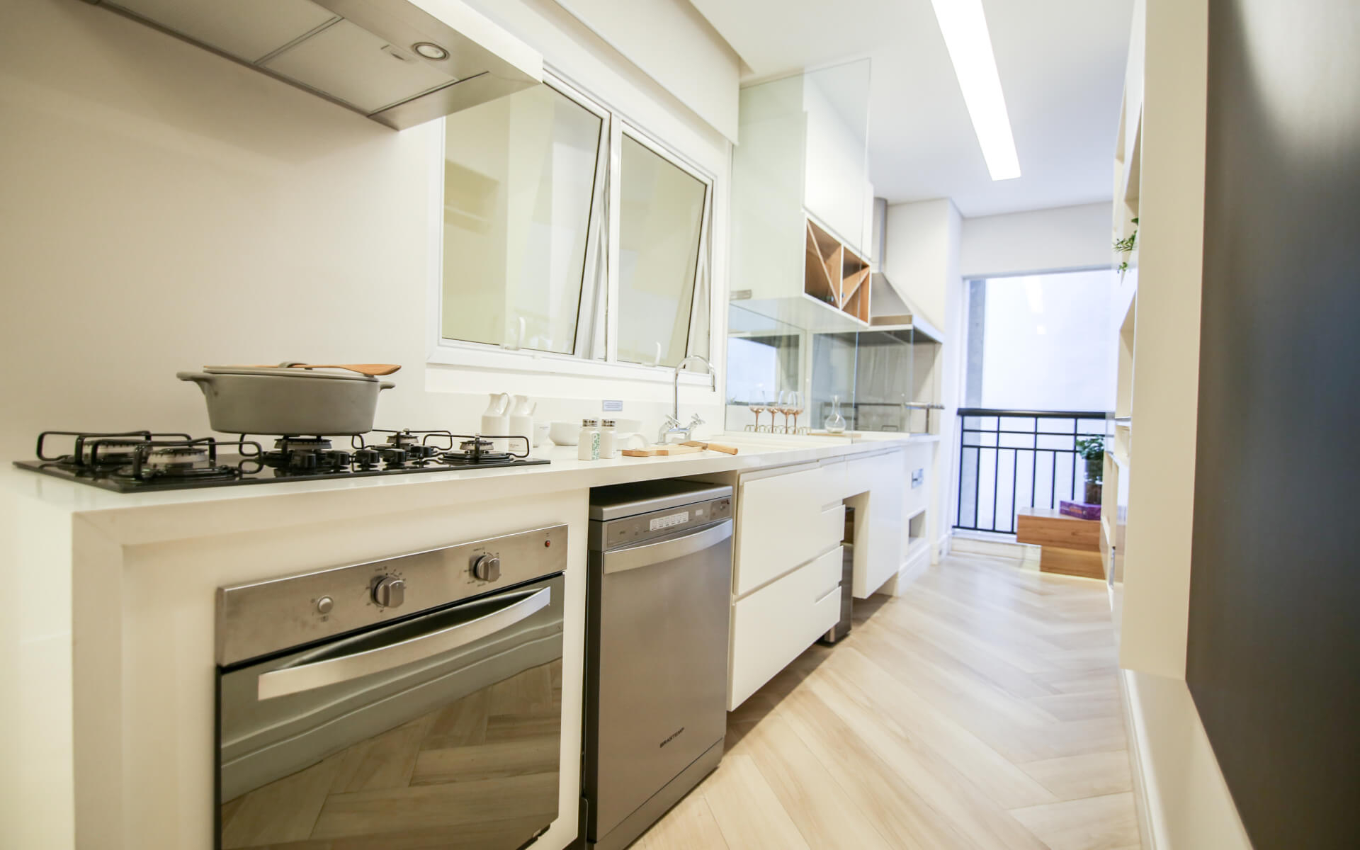 Cozinha - aptos entregues com bancadas de mármore branco nos banheiros e na cozinha