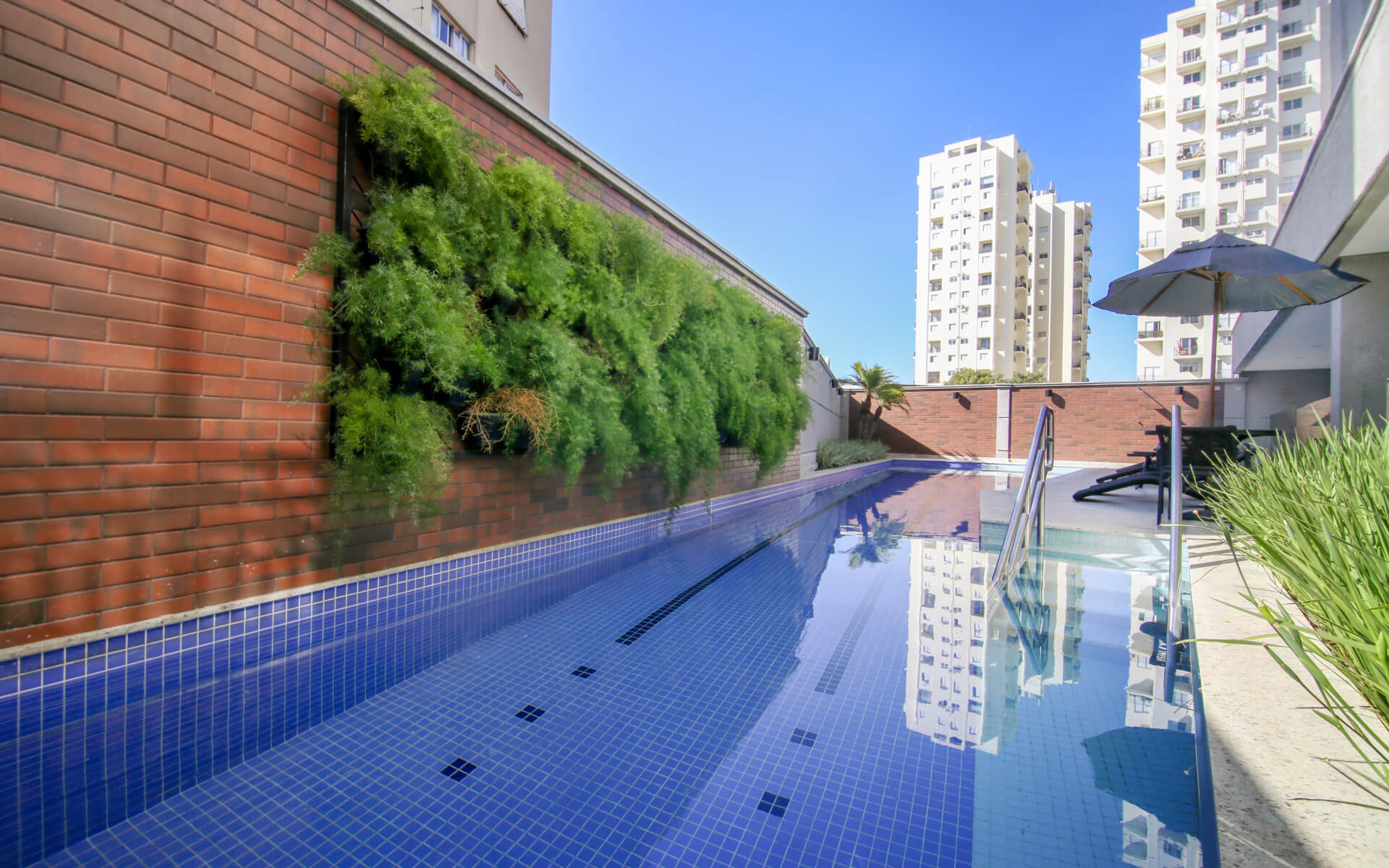 Piscina climatizada com raia de 20m, deck molhado e solário