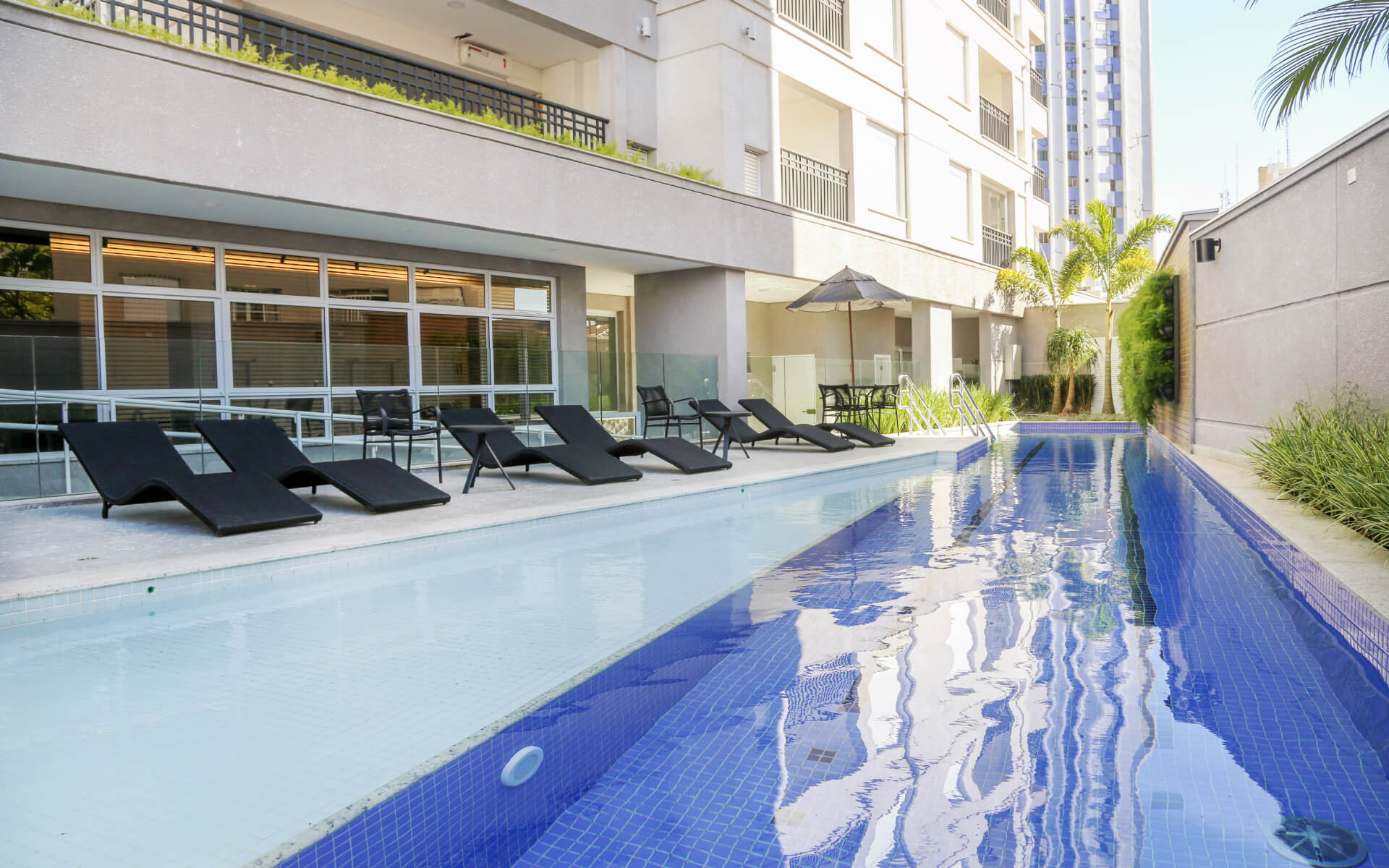 Piscina climatizada com raia de 20m, deck molhado e solário