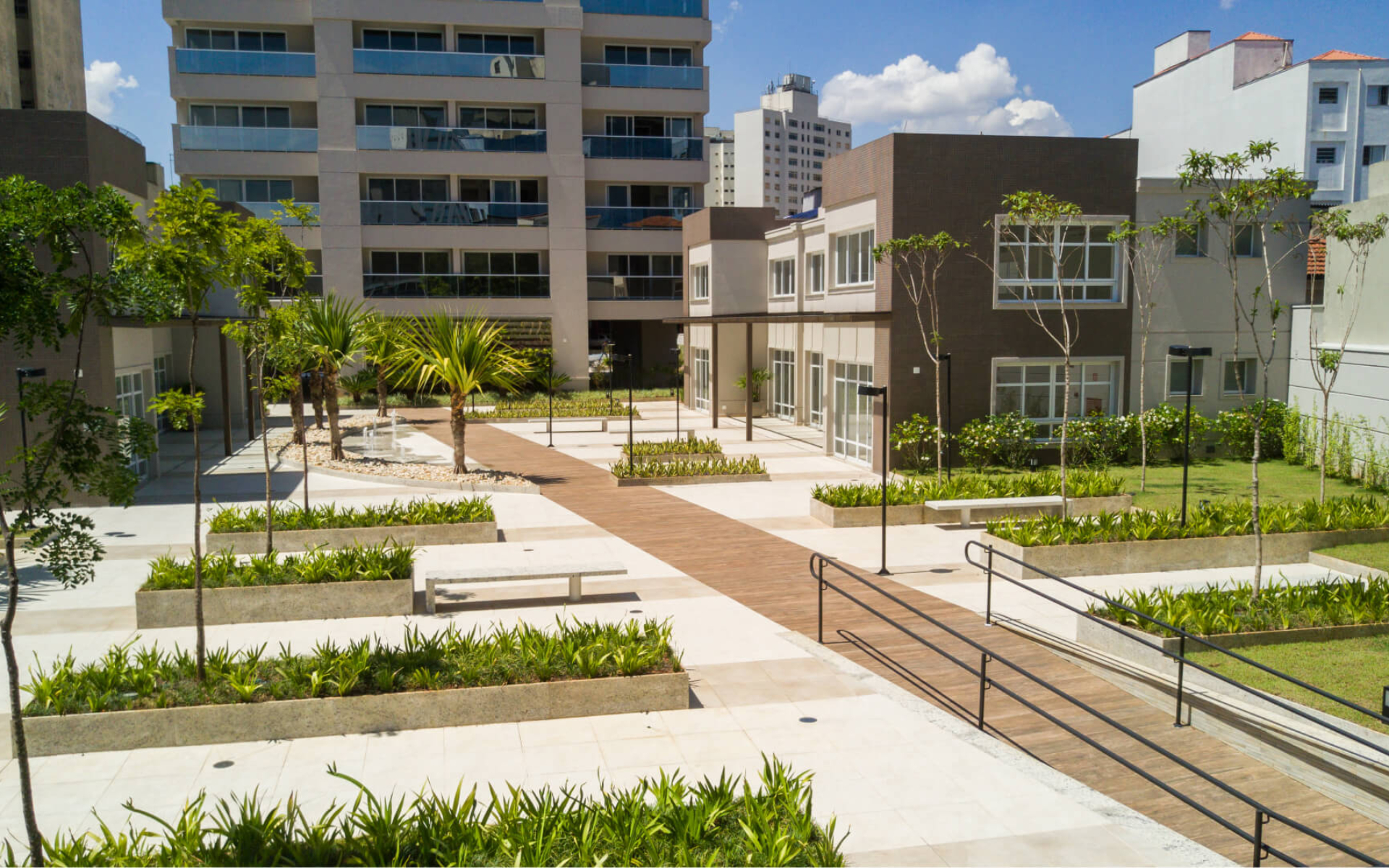 Praça de convivência e boulevard - 1.600m² com paisagismo, iluminação e fonte central