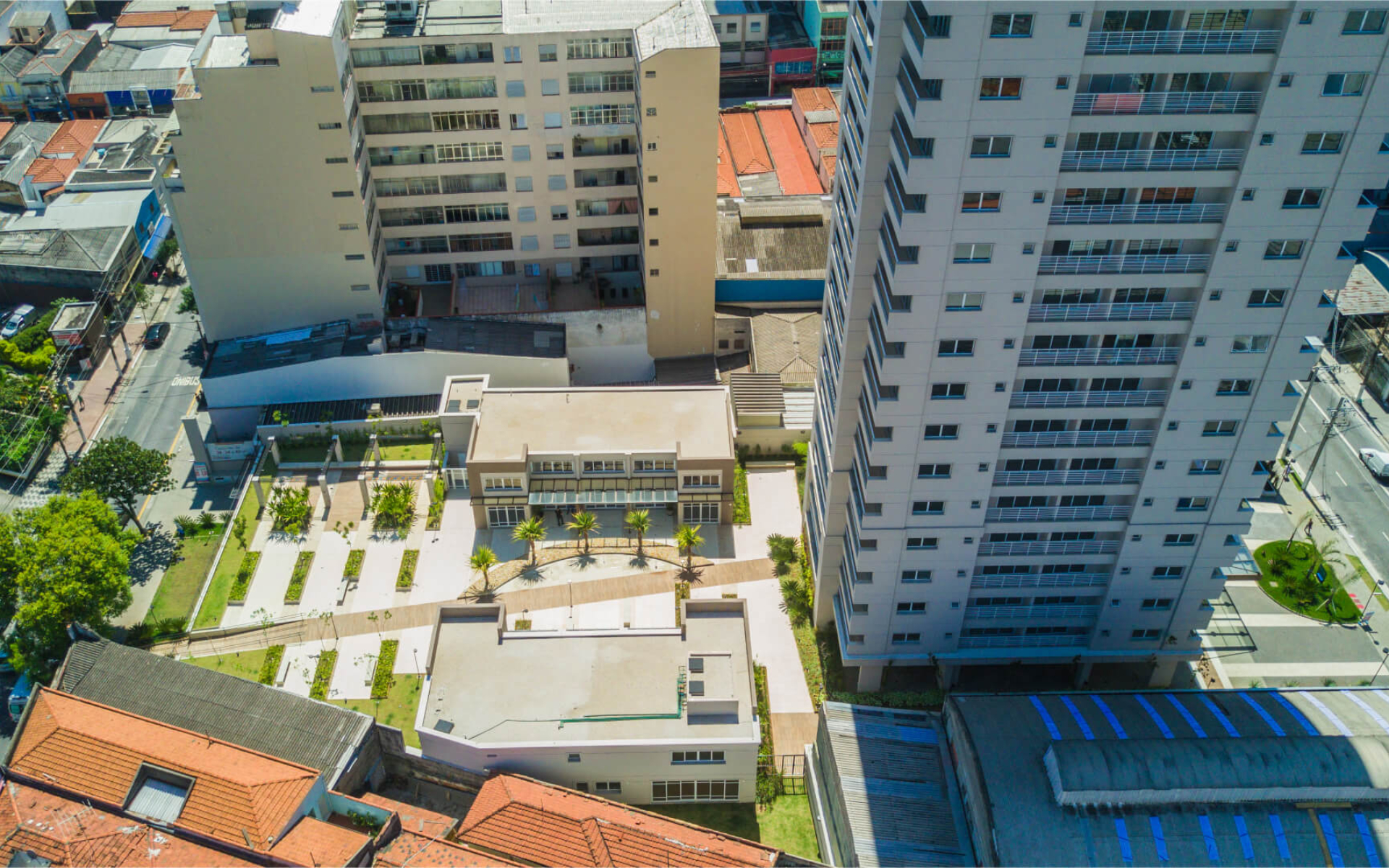 Praça de convivência e boulevard - 1.600m² com paisagismo, iluminação e fonte central