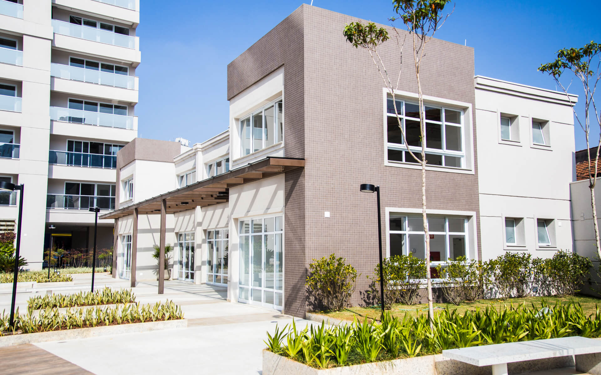 Praça de convivência e boulevard - 1.600m² com paisagismo, iluminação e fonte central