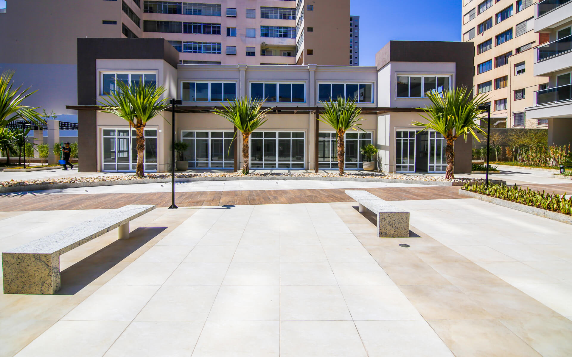 Praça de convivência e boulevard - 1.600m² com paisagismo, iluminação e fonte central