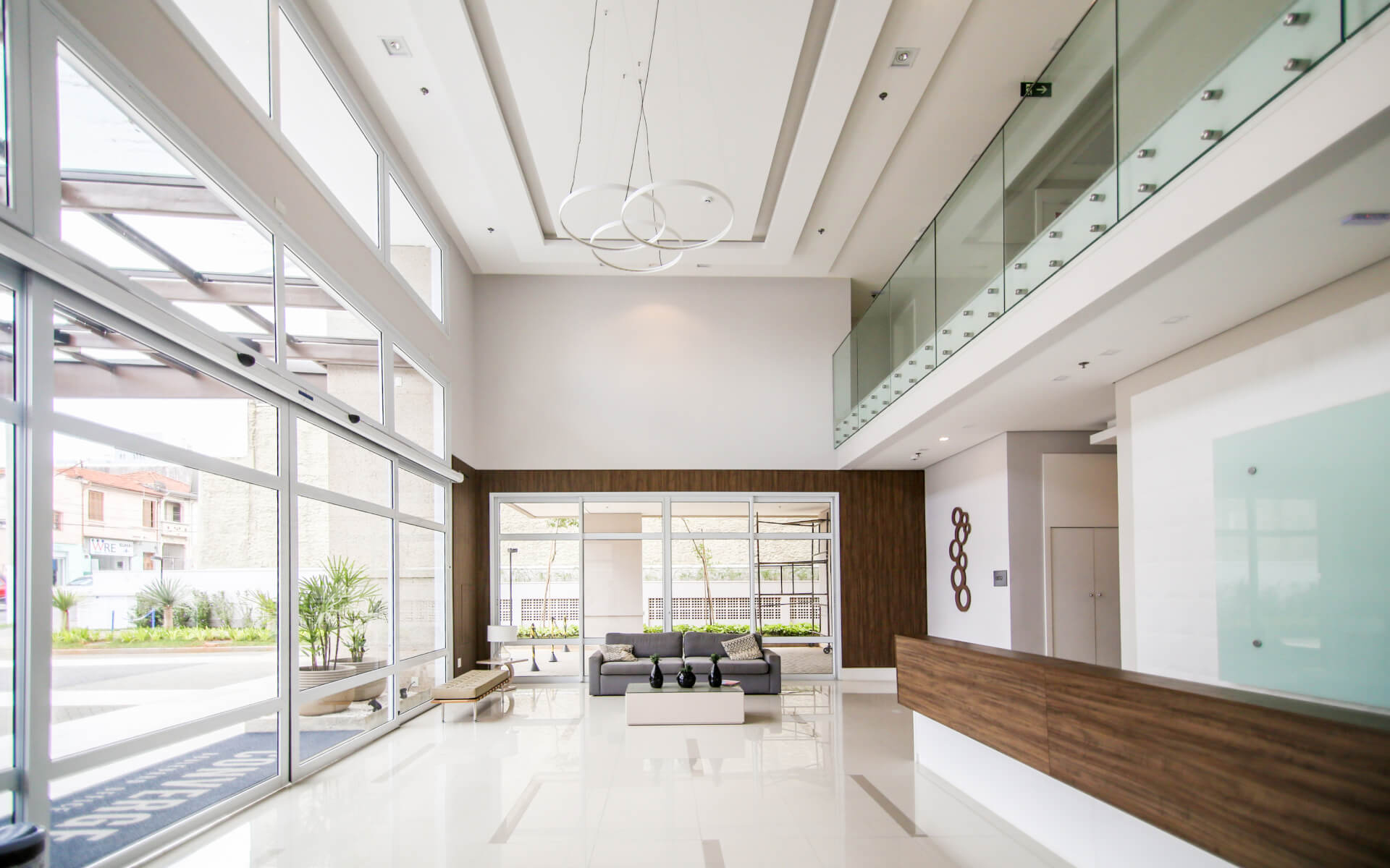 Lobby com pé-direito duplo