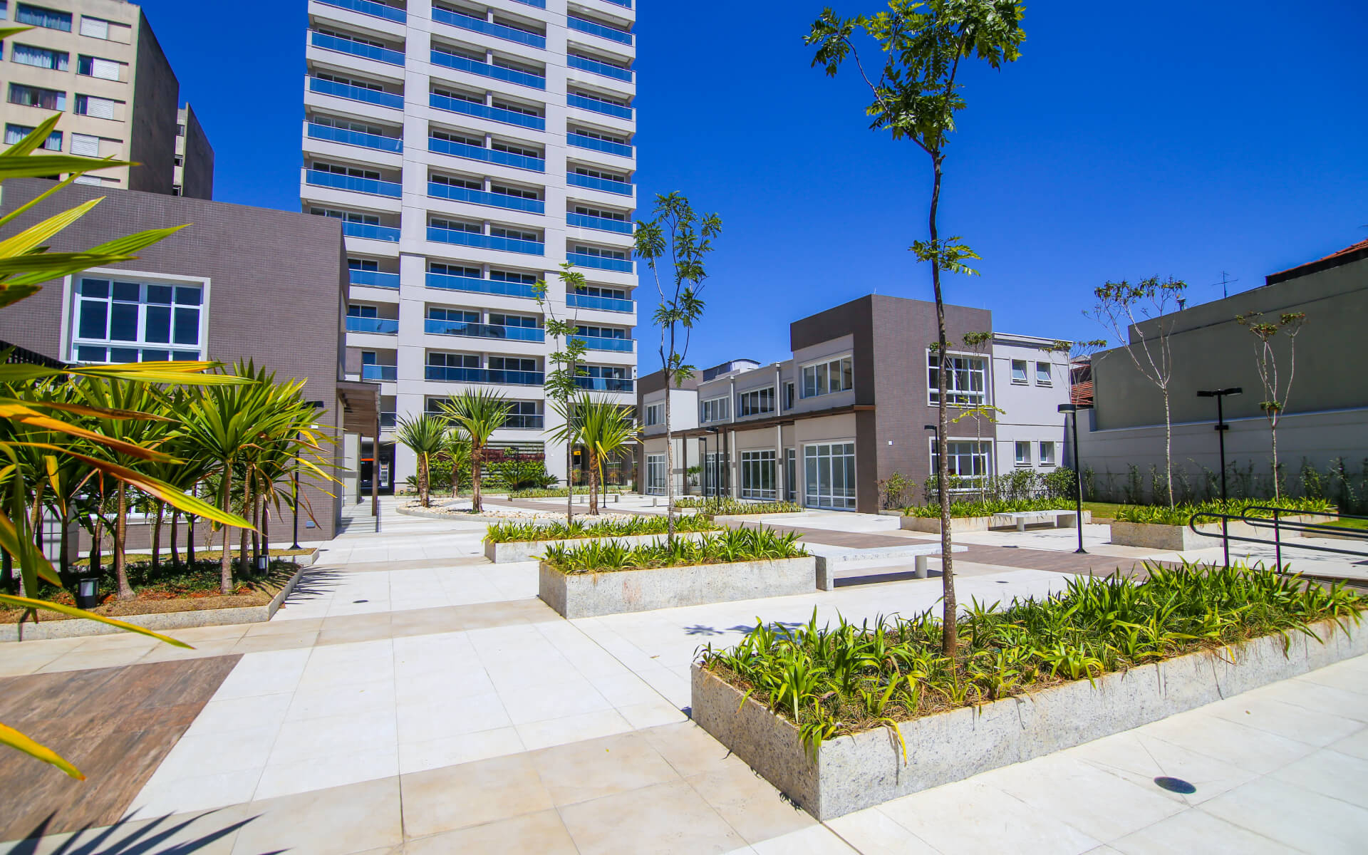 Praça de convivência e boulevard - 1.600m² com paisagismo, iluminação e fonte central