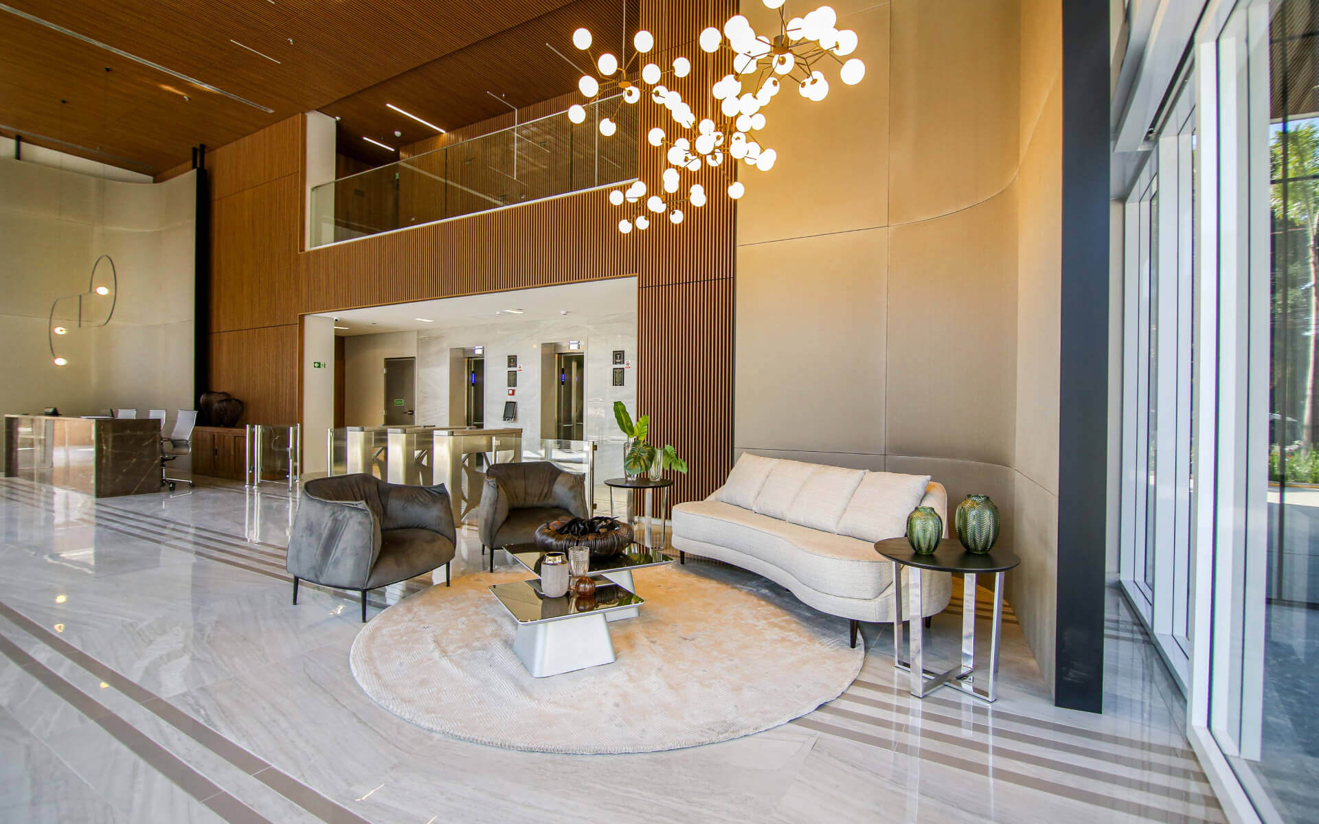 Lobby com pé direito duplo e fachada com detalhes em “pele de vidro”