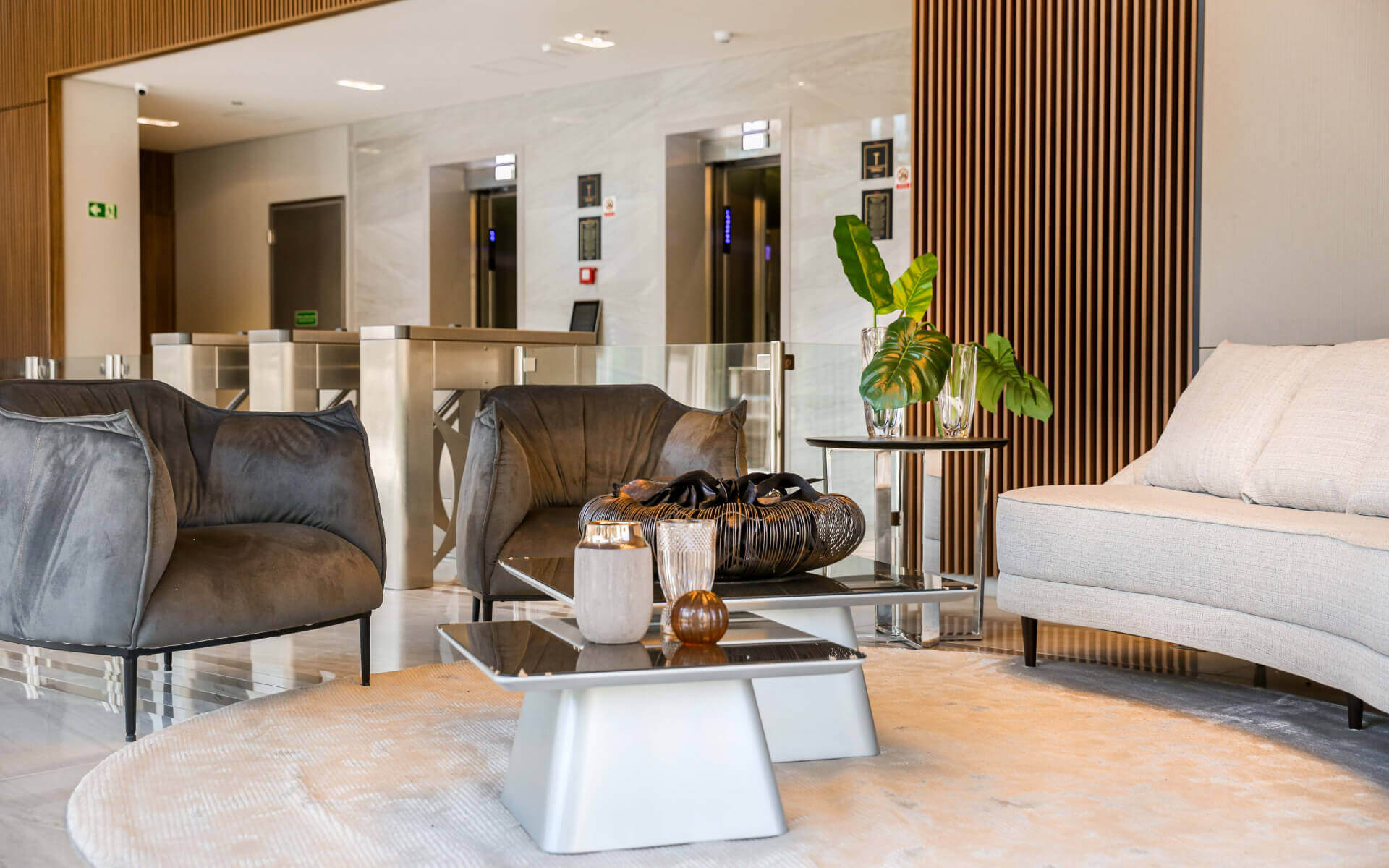 Lobby com pé direito duplo e fachada com detalhes em “pele de vidro”