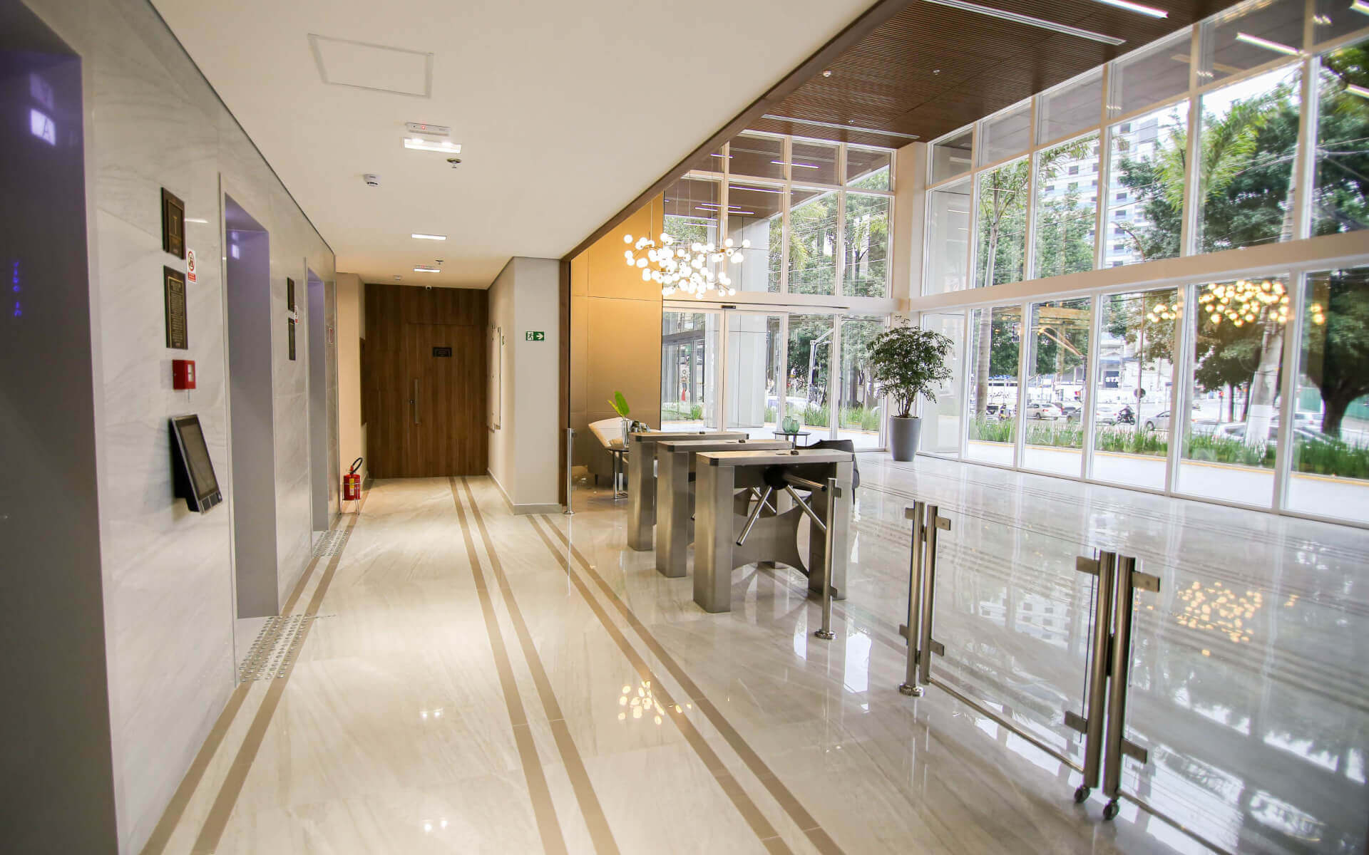 Lobby com pé direito duplo e fachada com detalhes em “pele de vidro”