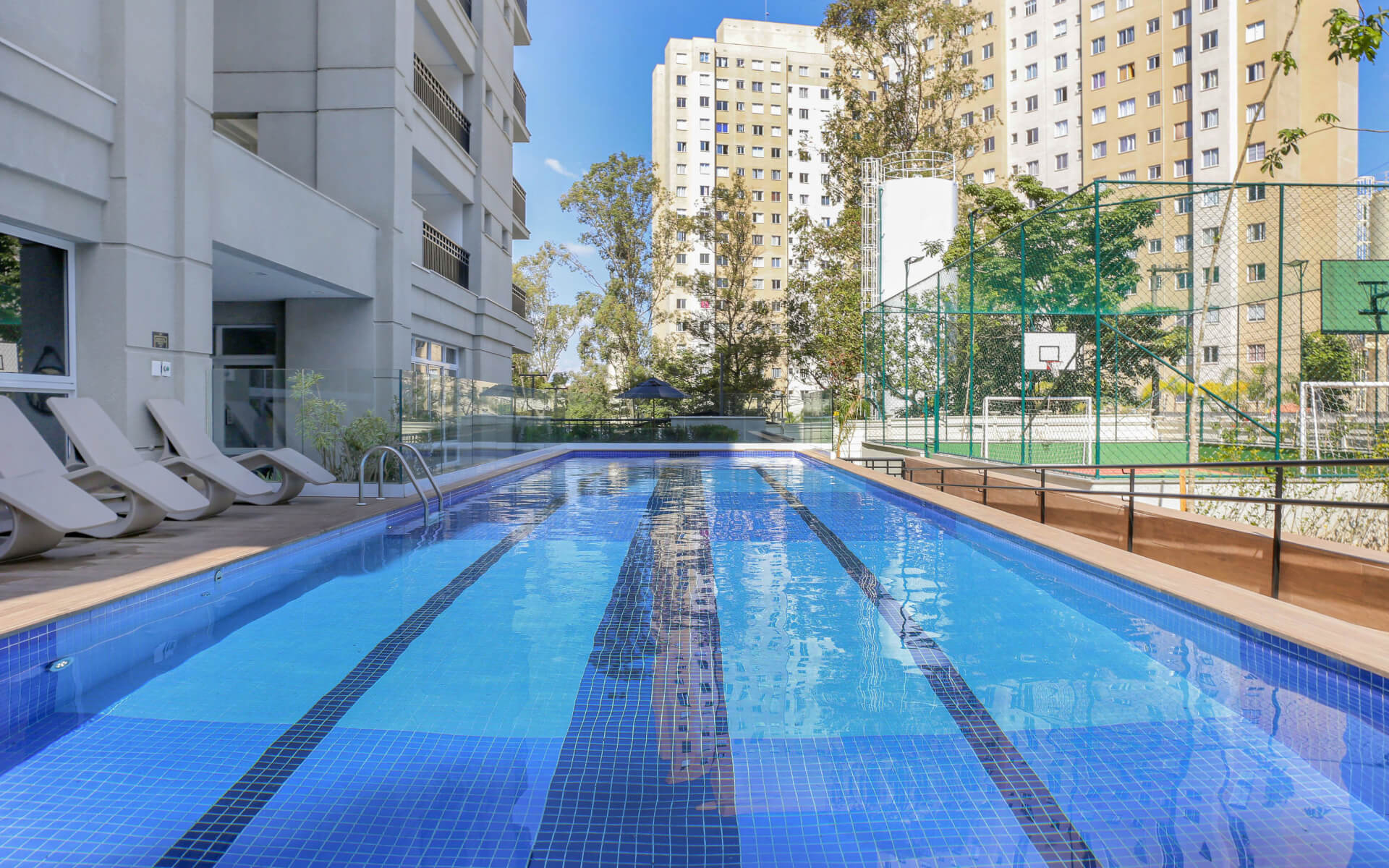 Piscina climatizada com raias de 20m com solário e deck