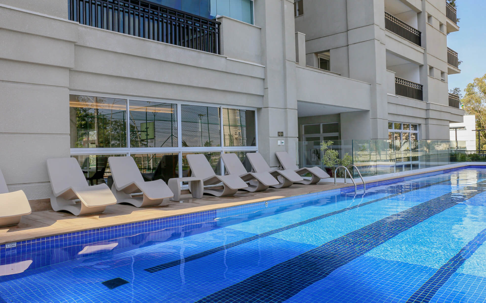 Piscina climatizada com raias de 20m com solário e deck