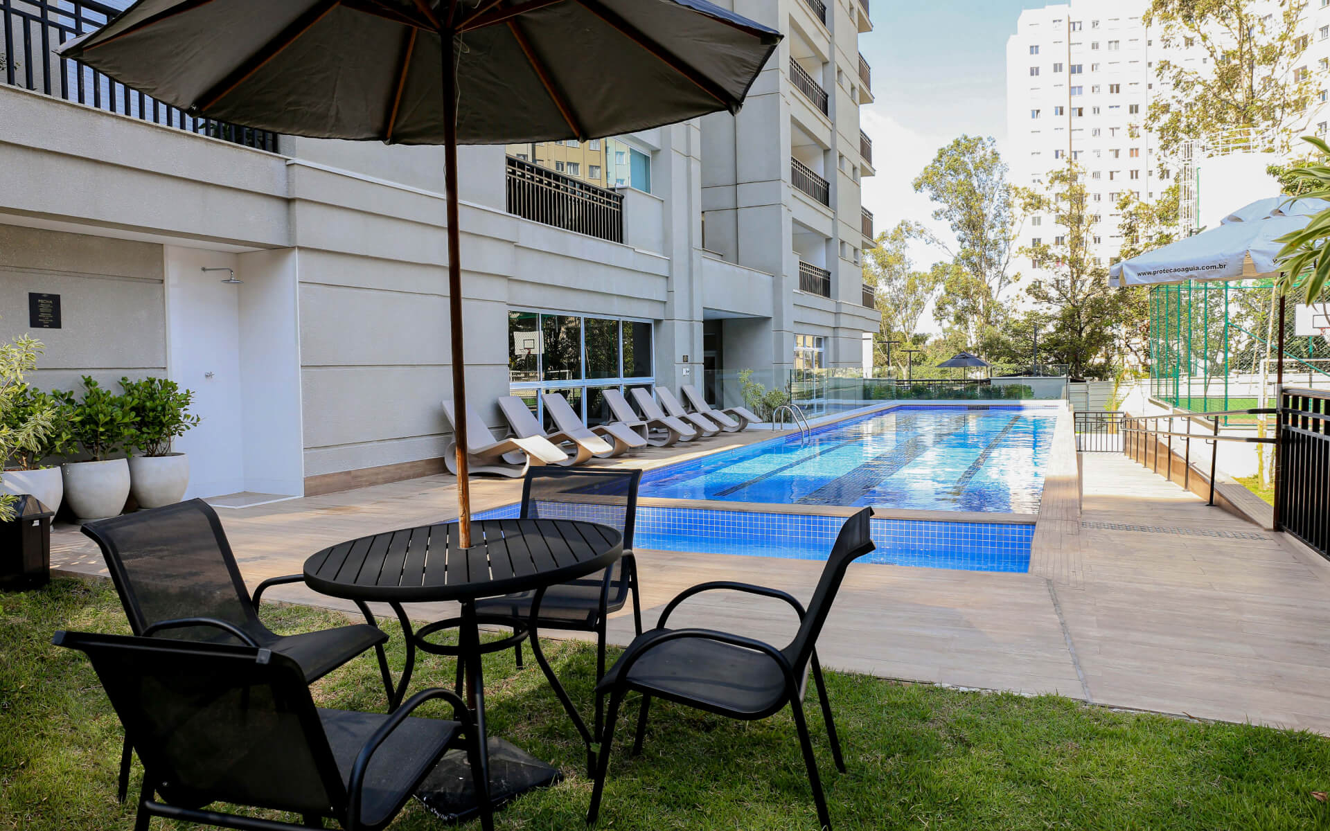 Piscina climatizada com raias de 20m com solário e deck