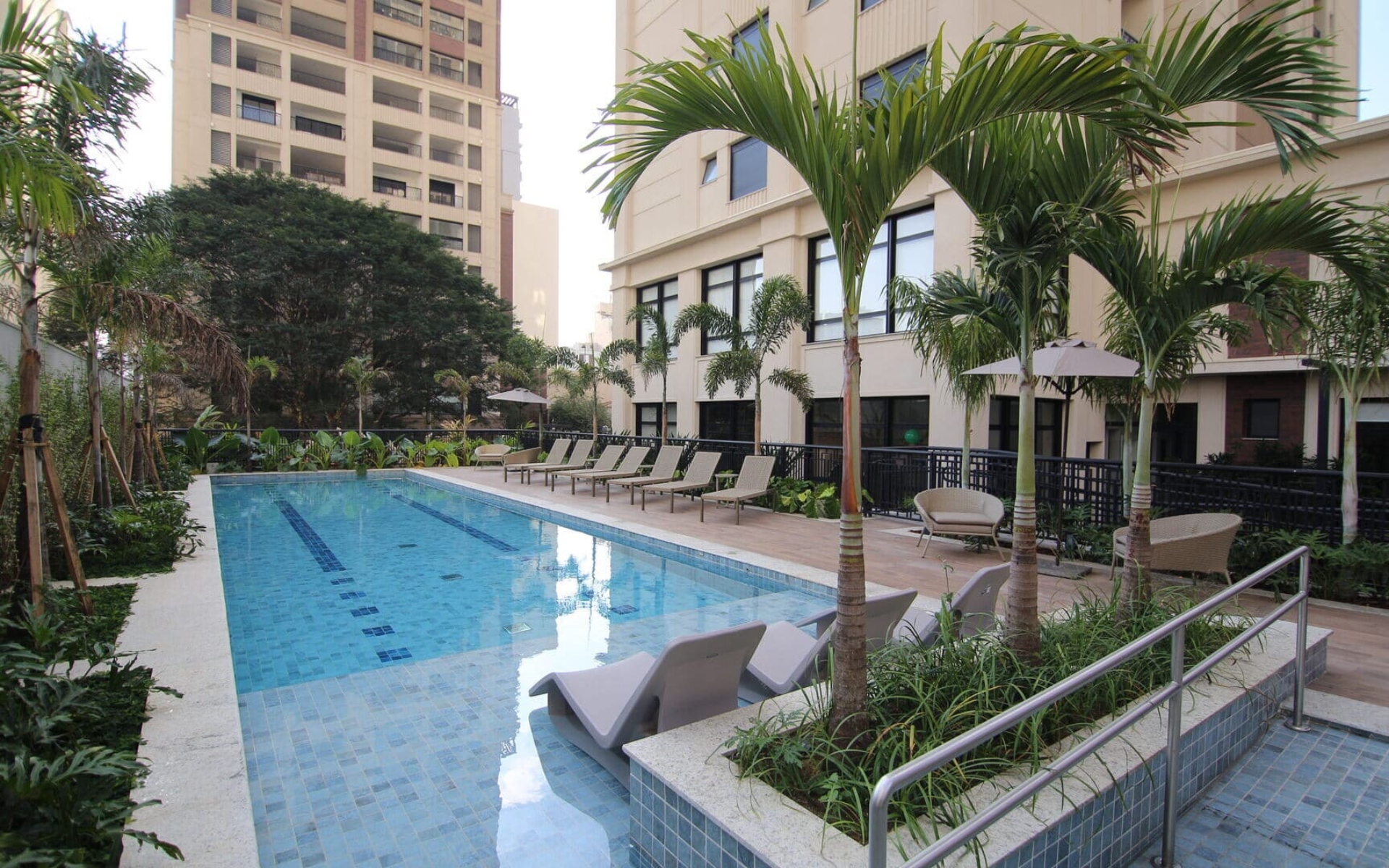 Piscina climatizada com deck molhado