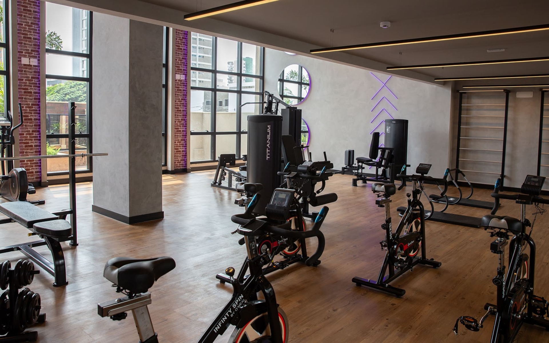 Fitness com equipamentos high tech