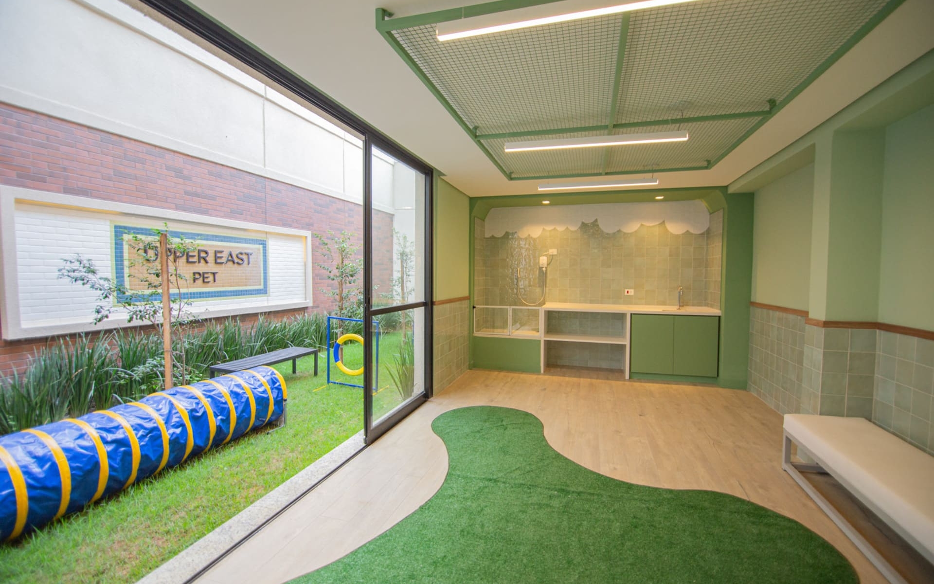 Espaço Pet com Agility e pet space coberto com área de banho