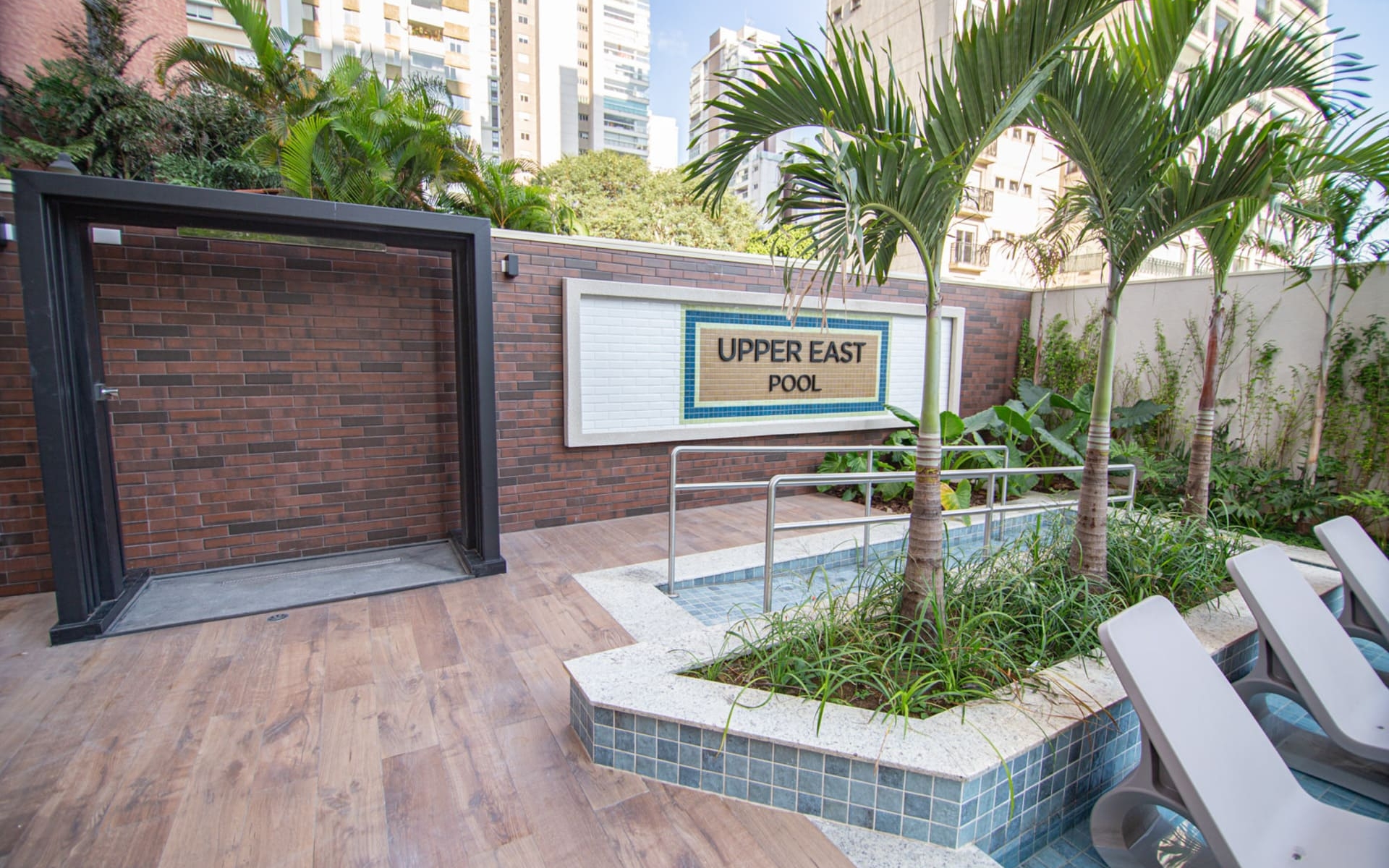 Piscina climatizada com deck molhado