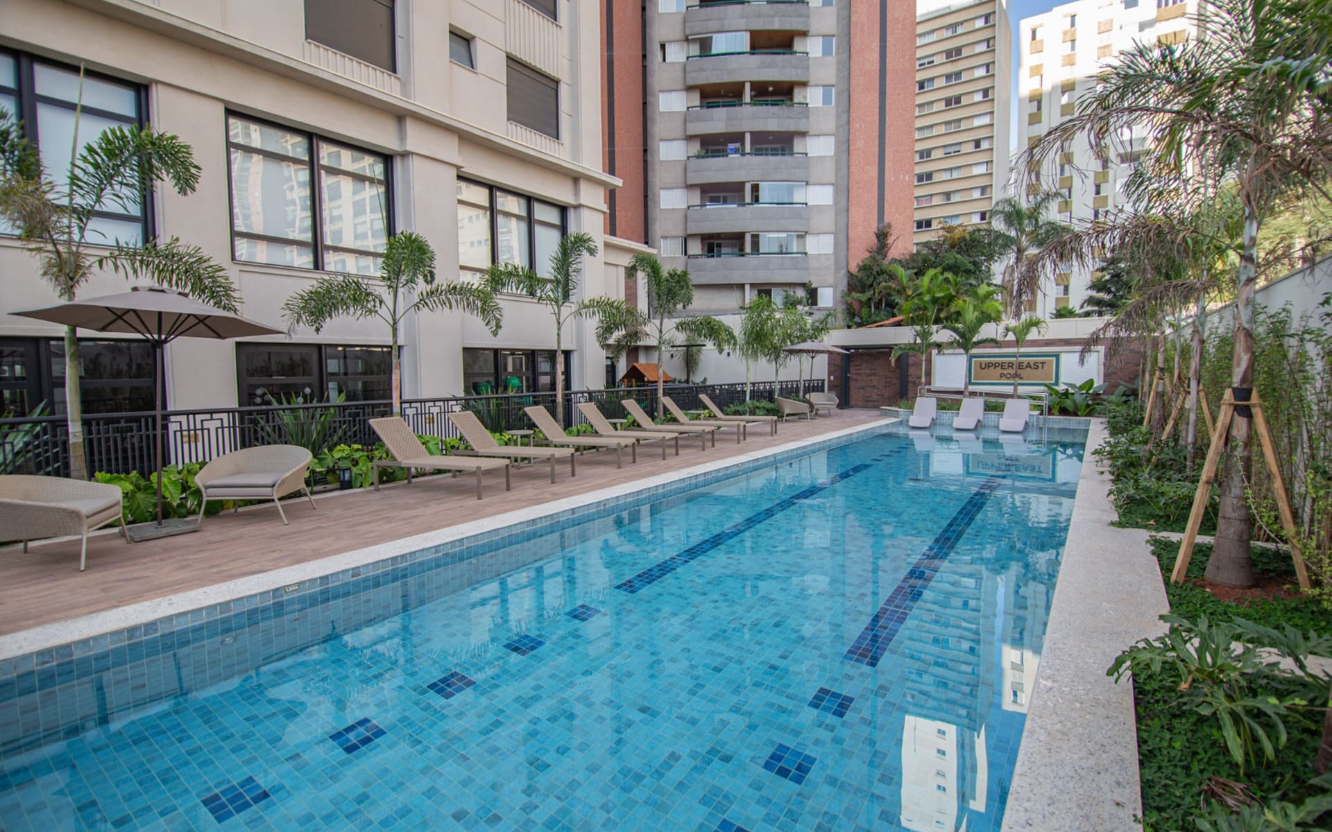 Piscina climatizada com deck molhado