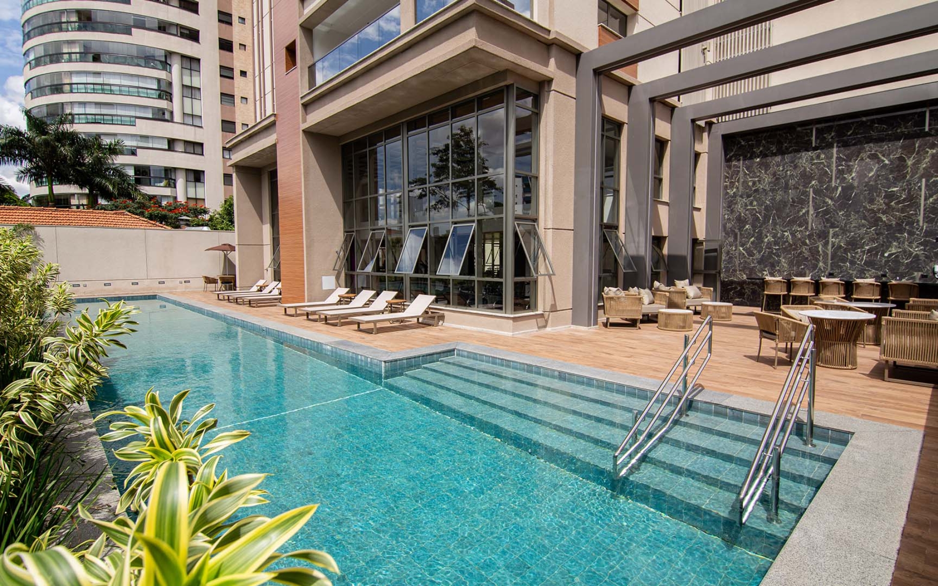 Piscina Climatizada com Bar Lounge
