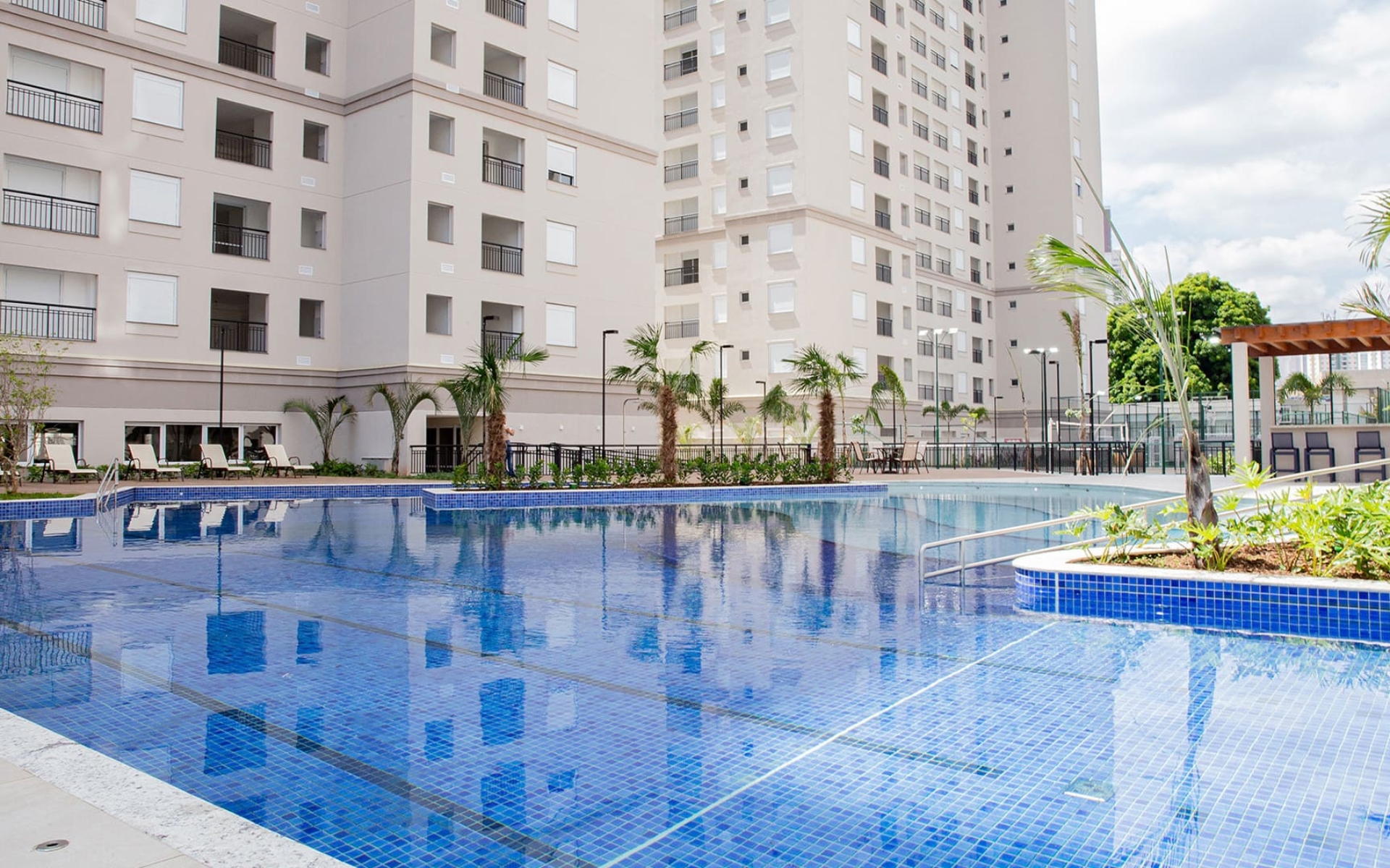 Piscina com prainha, deck molhado, raias e piscina infantil