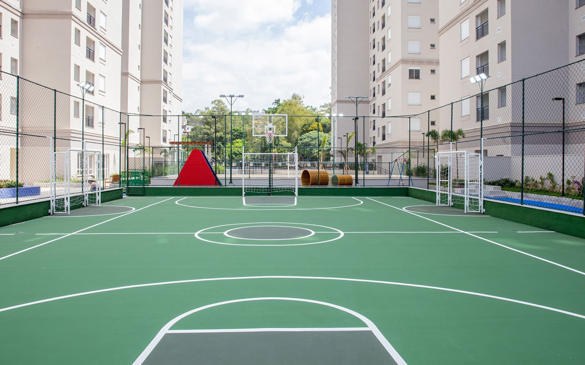 Quadra poliesportiva segmentada em duas unidades
