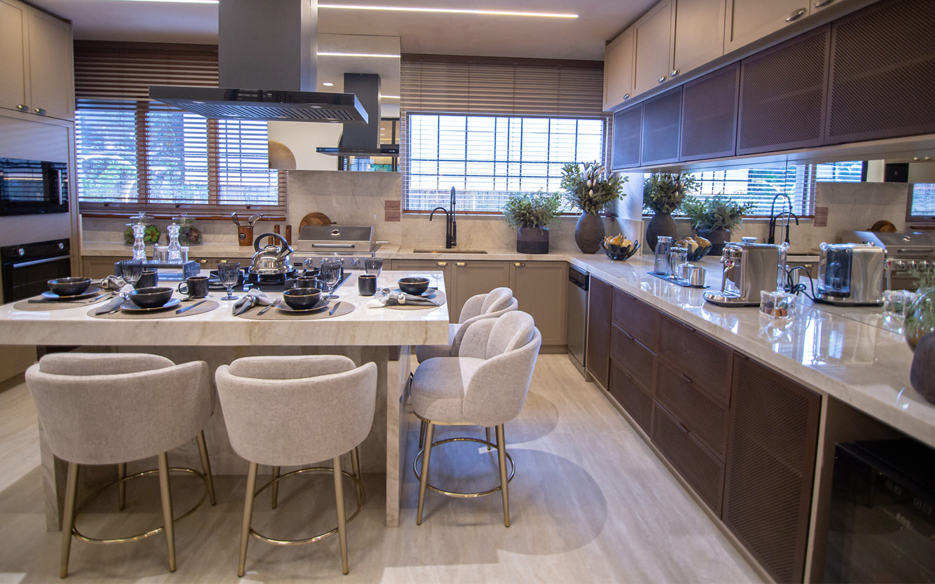 Cozinha Gourmet com infraestrutura para instalação de churrasqueira a gás e coifa