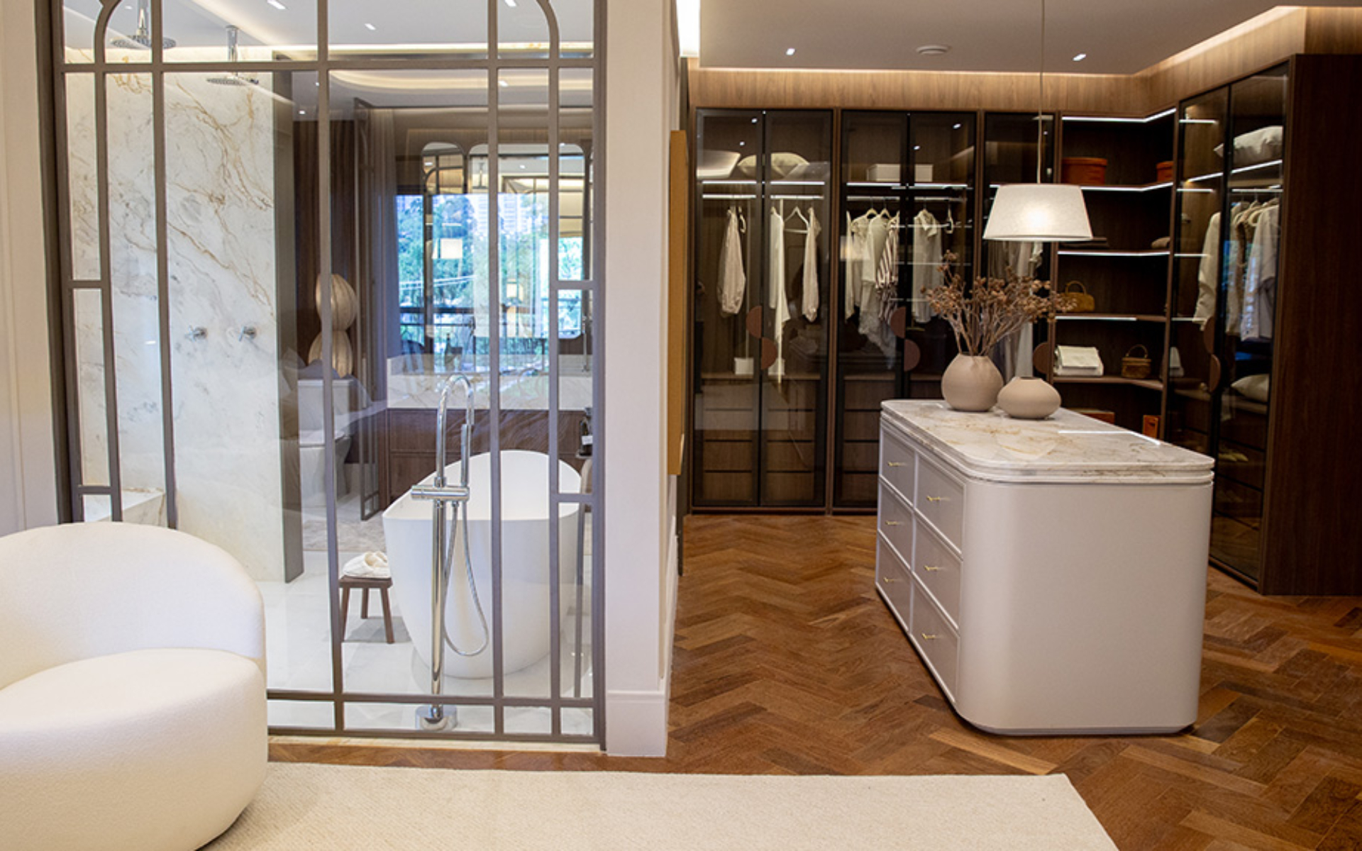 Lumière - Closet Suíte Master - Persiana automatizada, garantindo mais conforto, privacidade e bem-estar.
