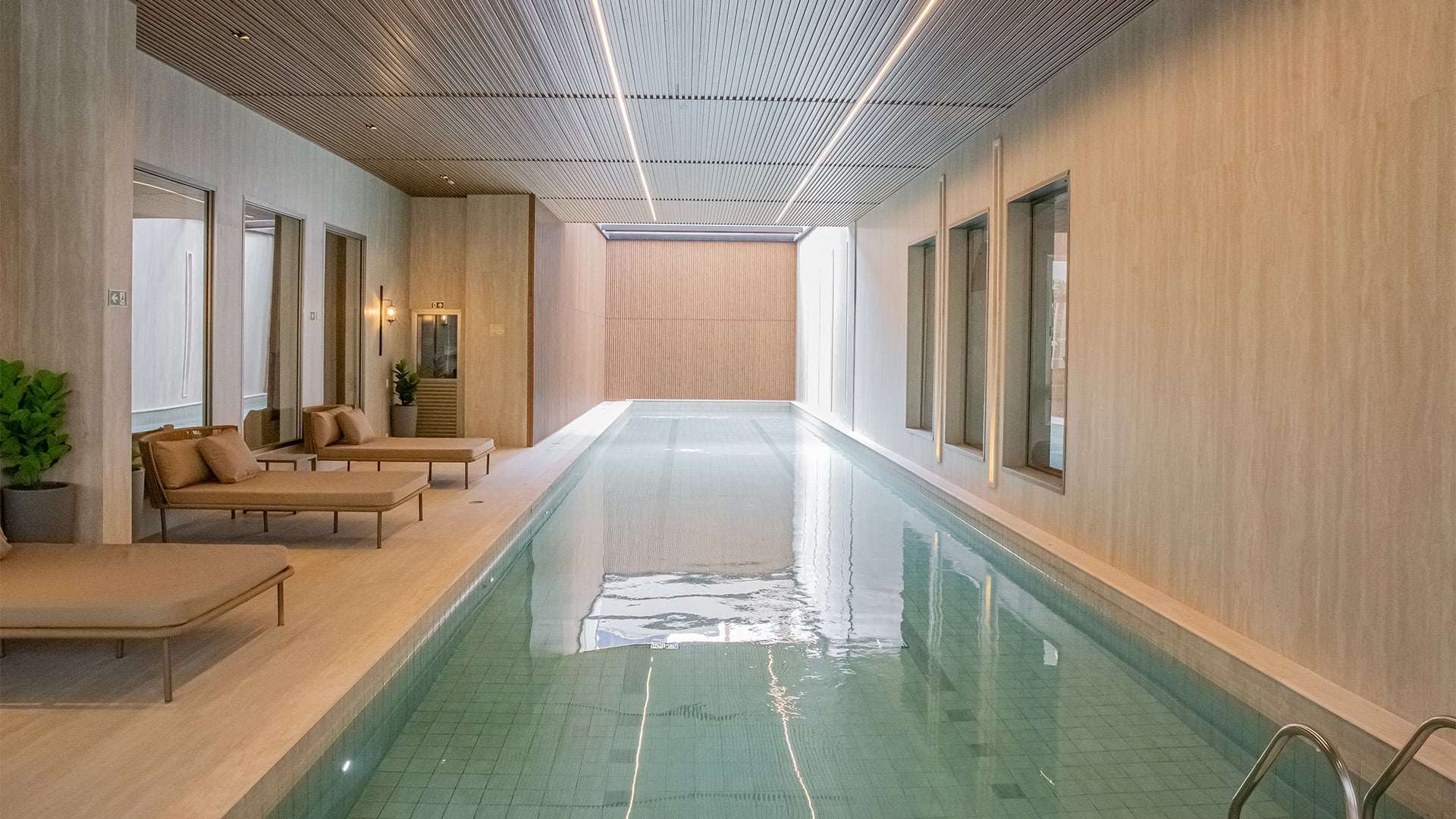Piscina semicoberta climatizada de 25m