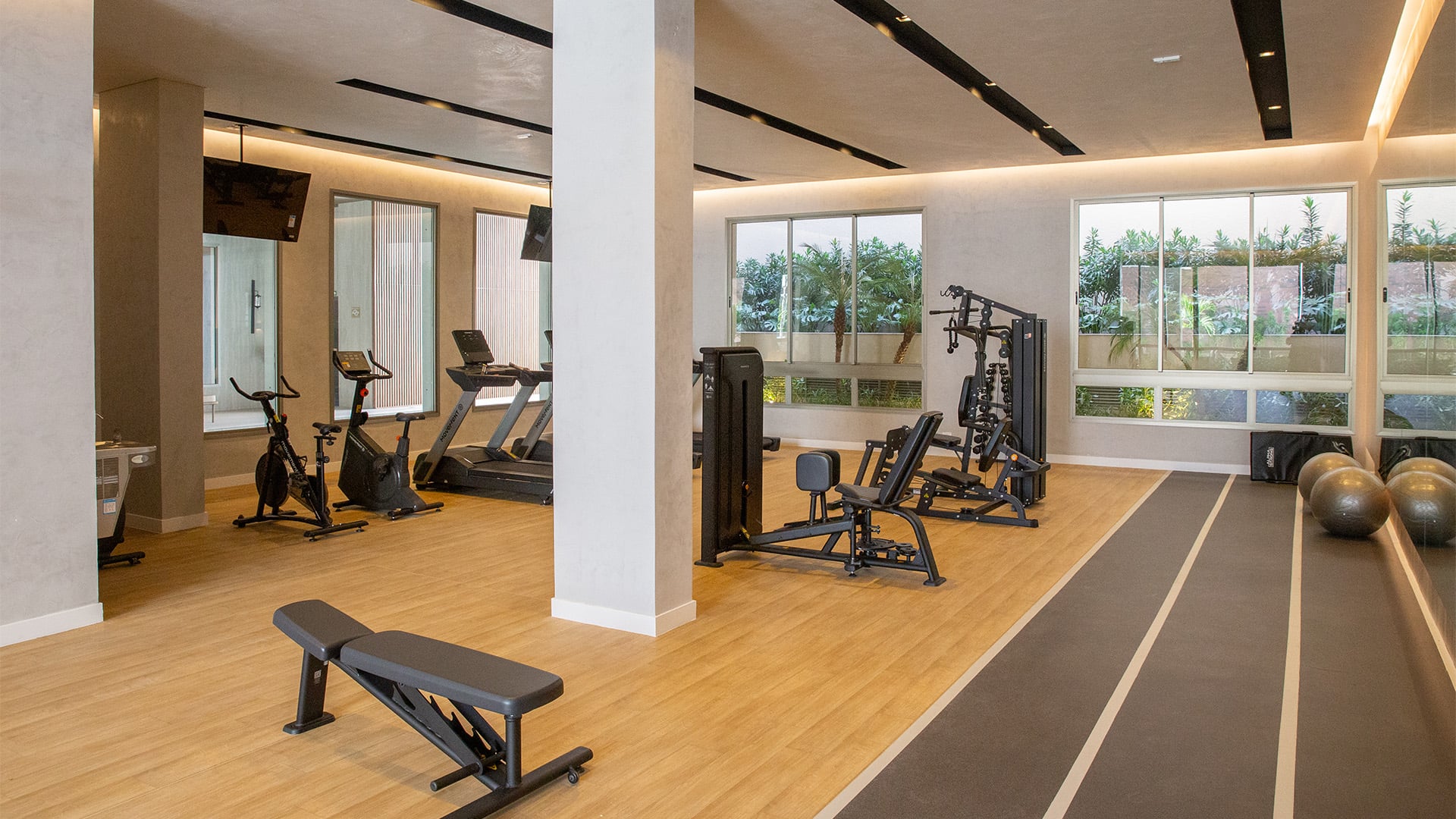 Fitness com equipamentos high tech e pé-direito especial