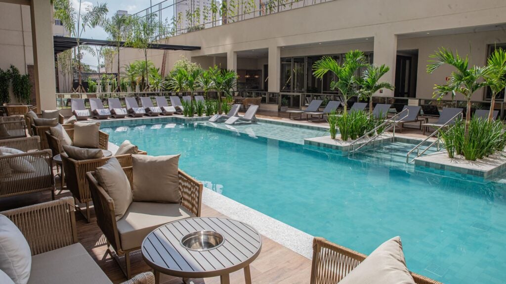 Piscina descoberta climatizada com deck molhado