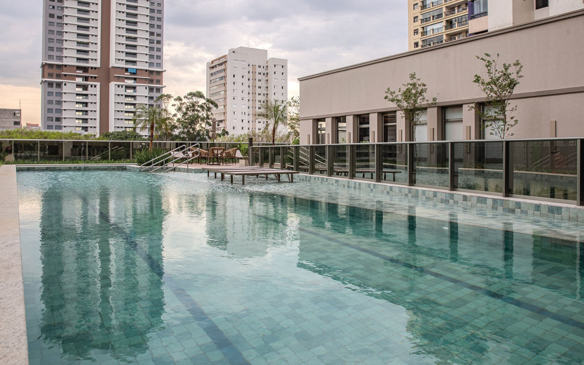 Piscina Descoberta com raias, piscina infantil e deck molhado